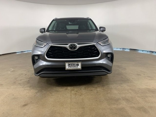 Used 2023 Toyota Highlander XLE with VIN 5TDKDRBH4PS013670 for sale in Peoria, IL