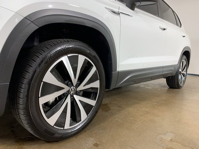 2022 Volkswagen Taos SE photo 2