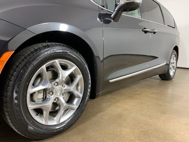 2019 Chrysler Pacifica Limited photo 2