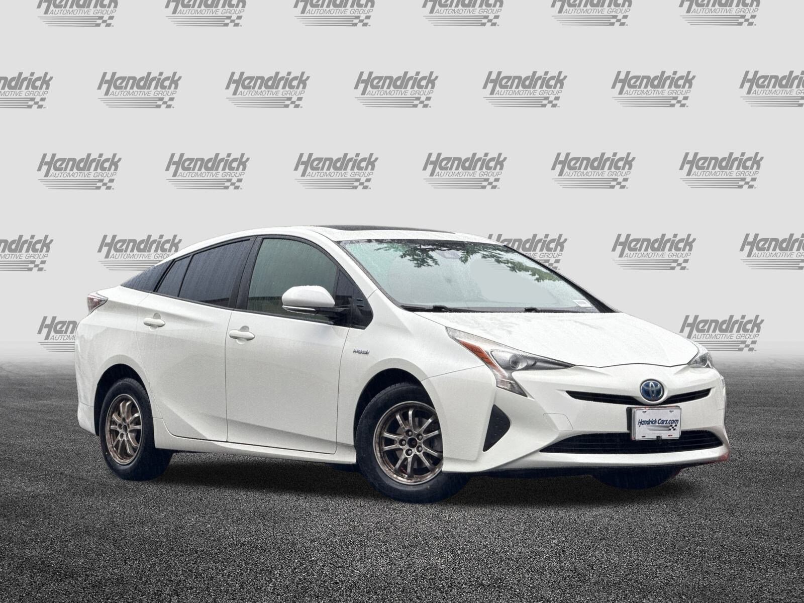 2016 Toyota Prius Three photo 2