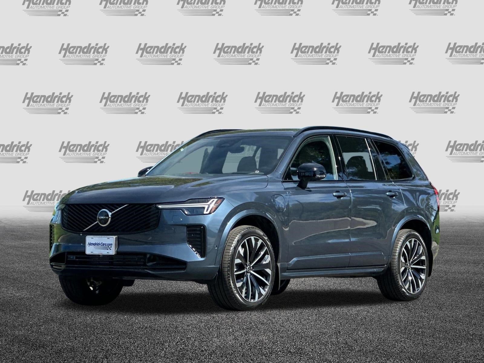 2026 Volvo XC90 Plug-In Hybrid Ultra Dark Theme photo 3