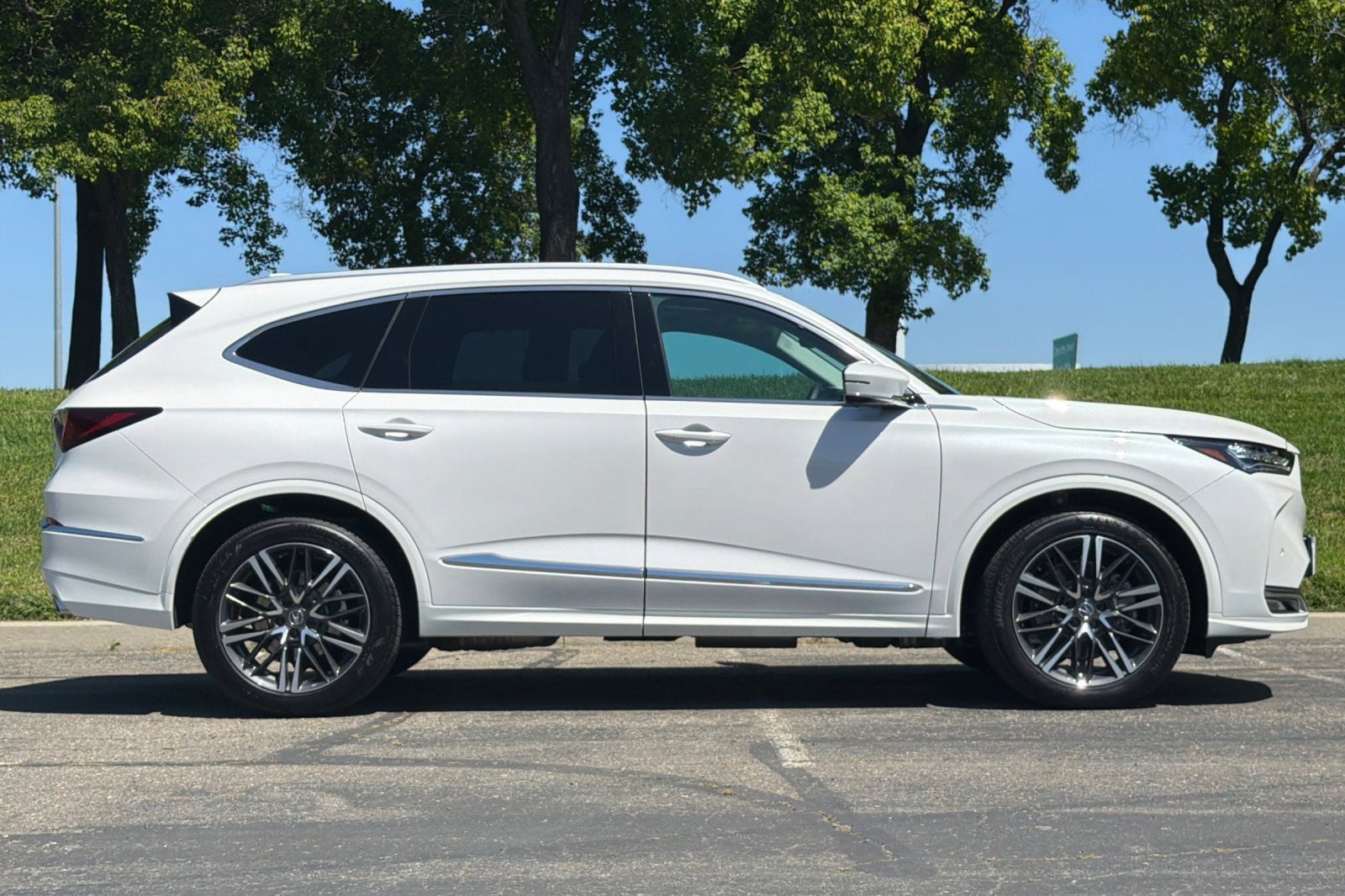 2026 Acura MDX w/Advance Package photo 2