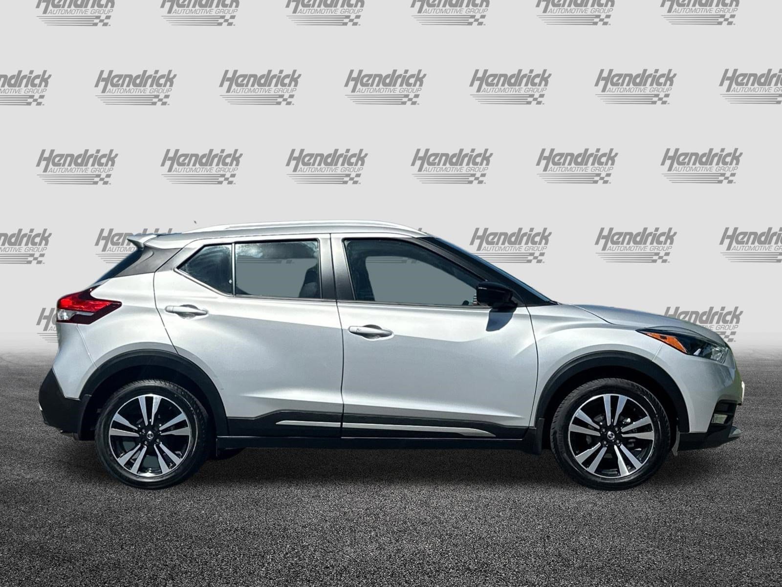 2020 Nissan Kicks SR photo 2