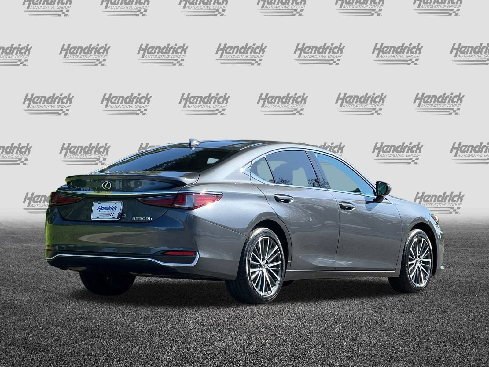 2025 Lexus ES 300h photo 4