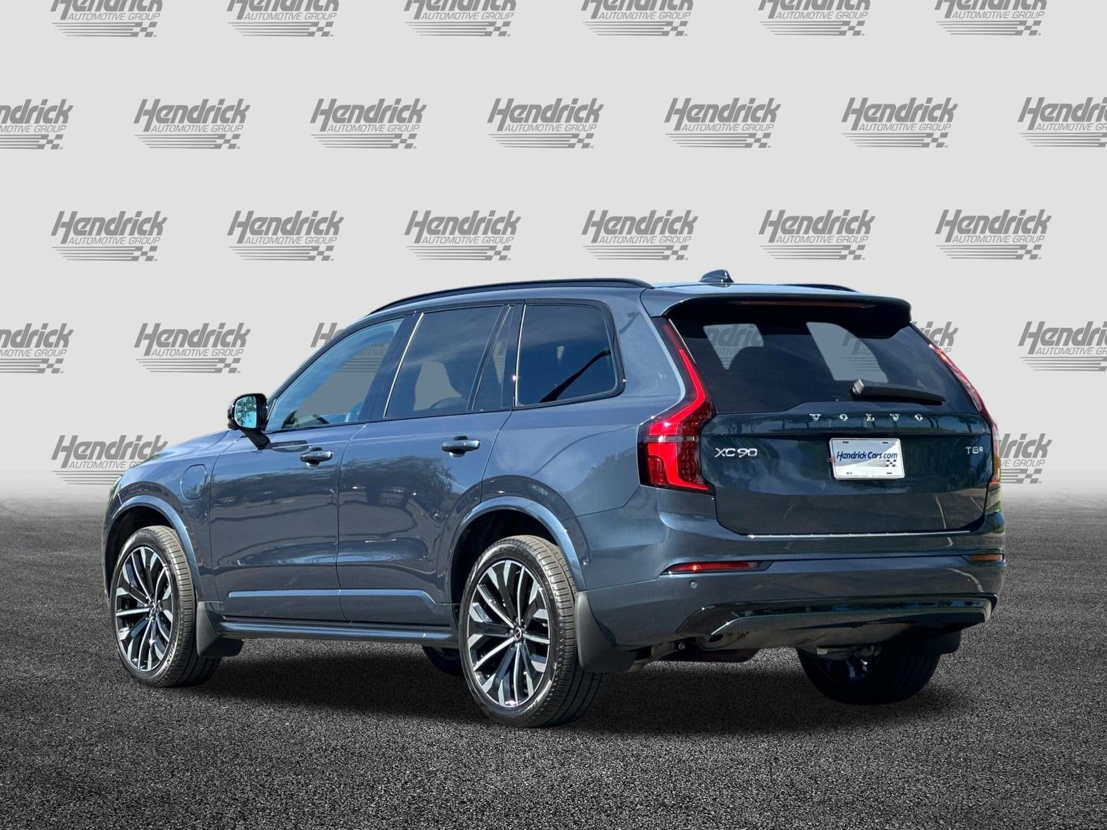2026 Volvo XC90 Plug-In Hybrid Ultra Dark Theme photo 5
