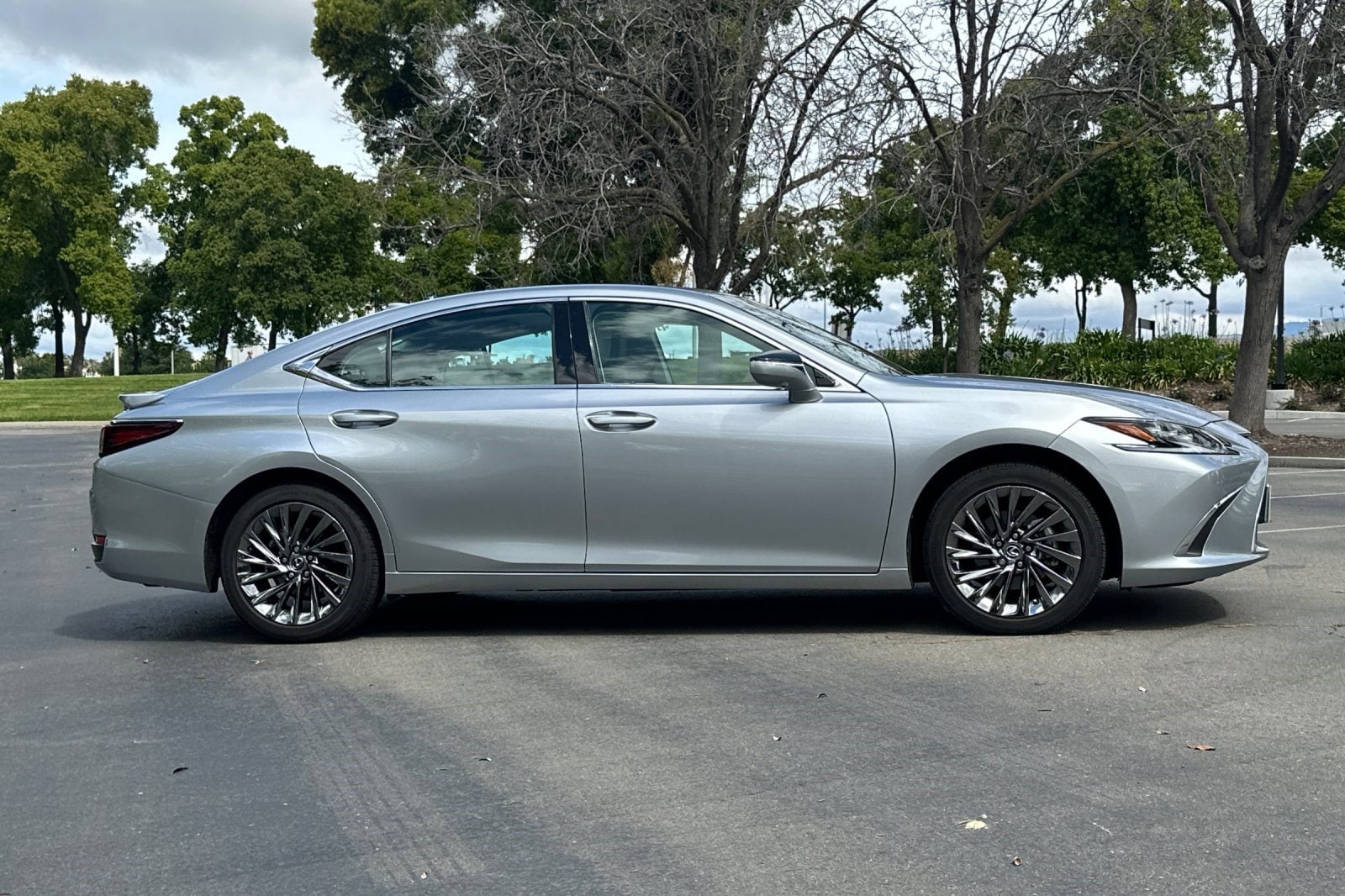 2024 LEXUS ES 300h 300h Luxury photo 2