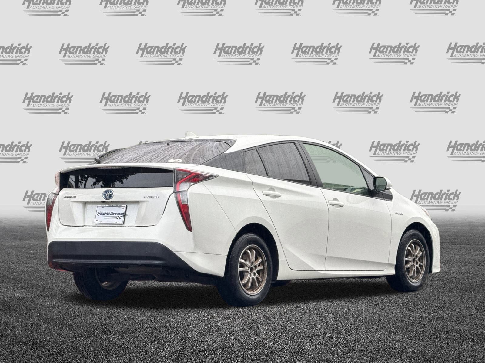 2016 Toyota Prius Three photo 3