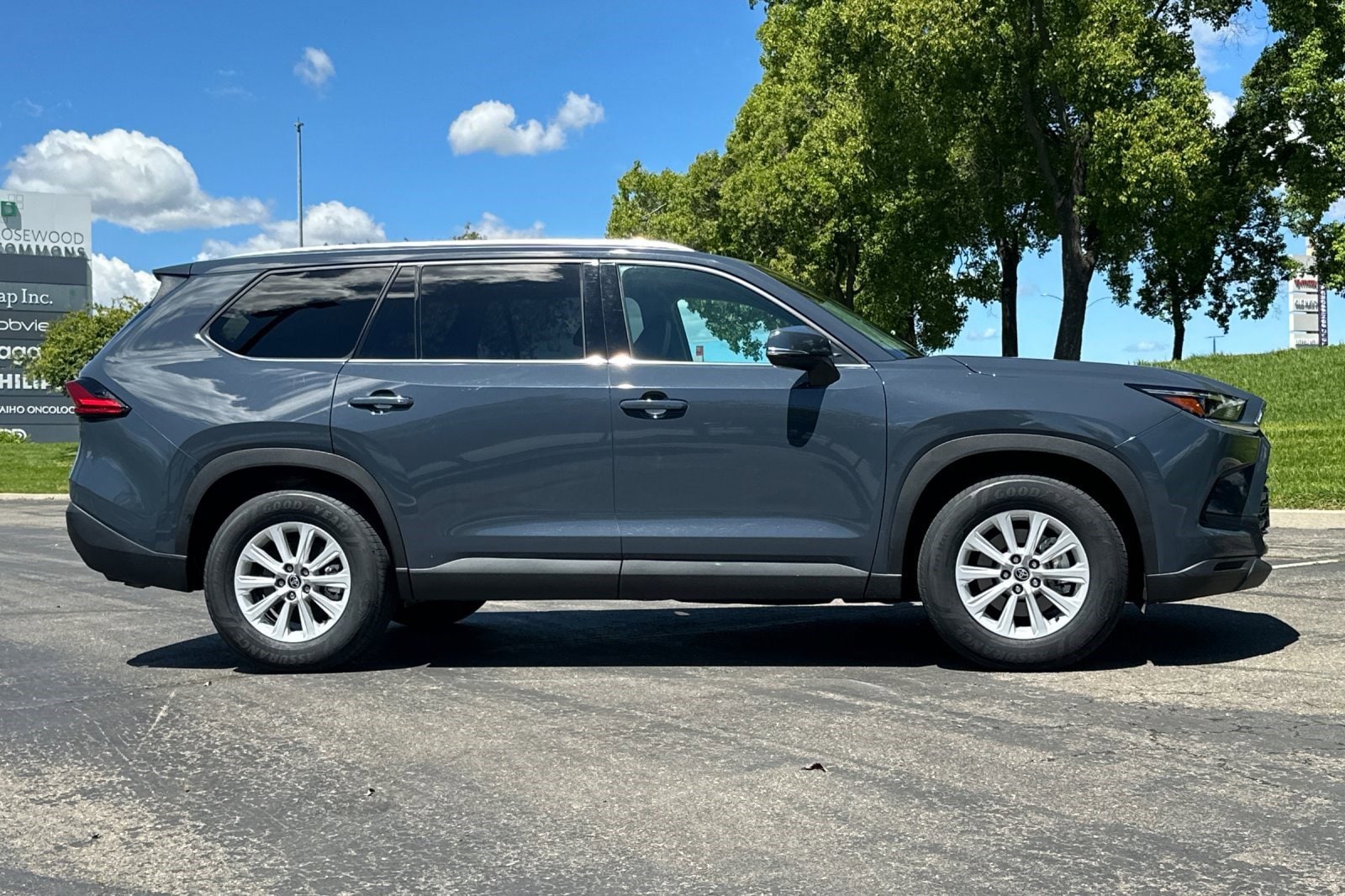 2024 Toyota Grand Highlander XLE photo 2