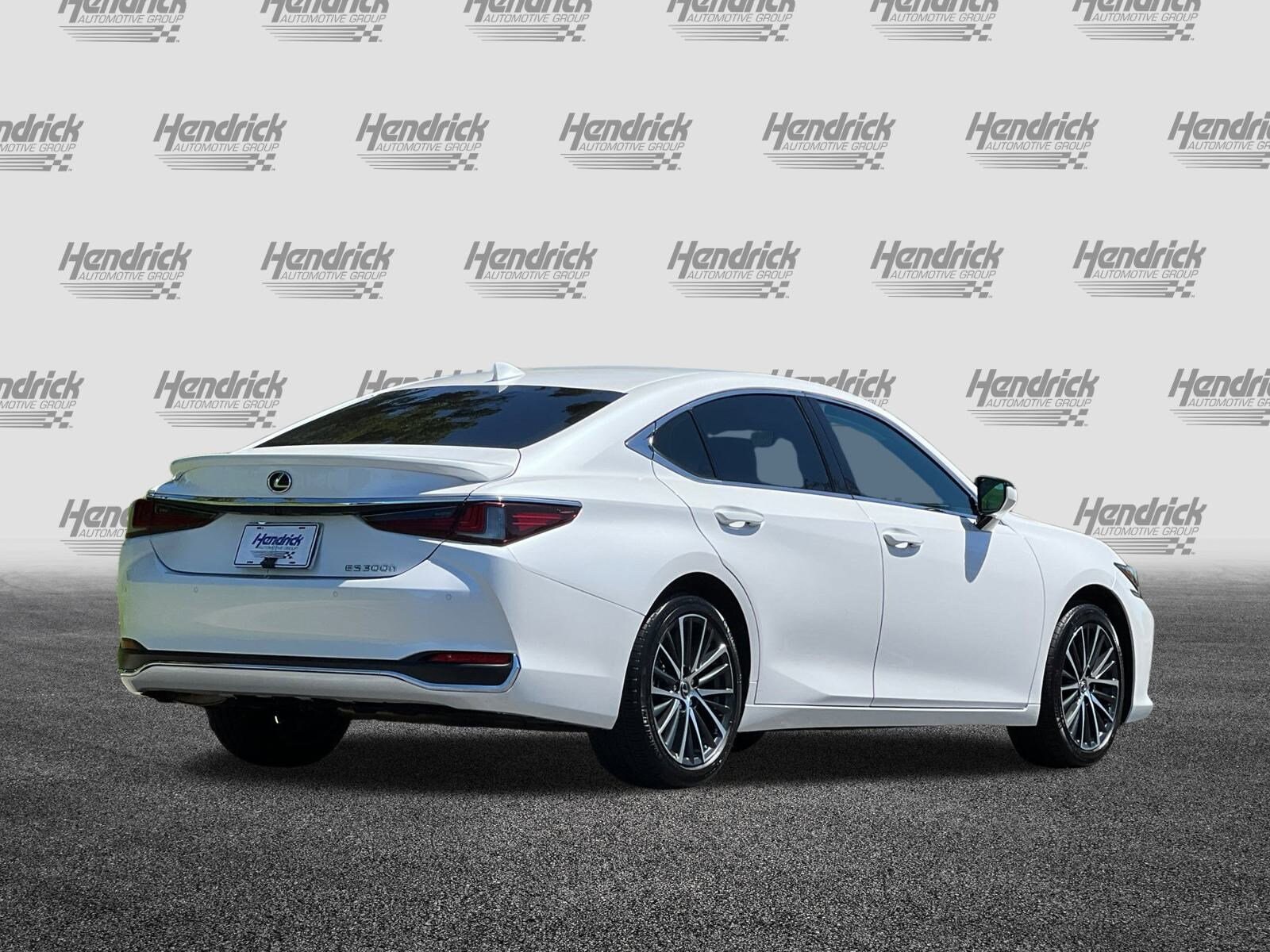 2025 Lexus ES 300h photo 4