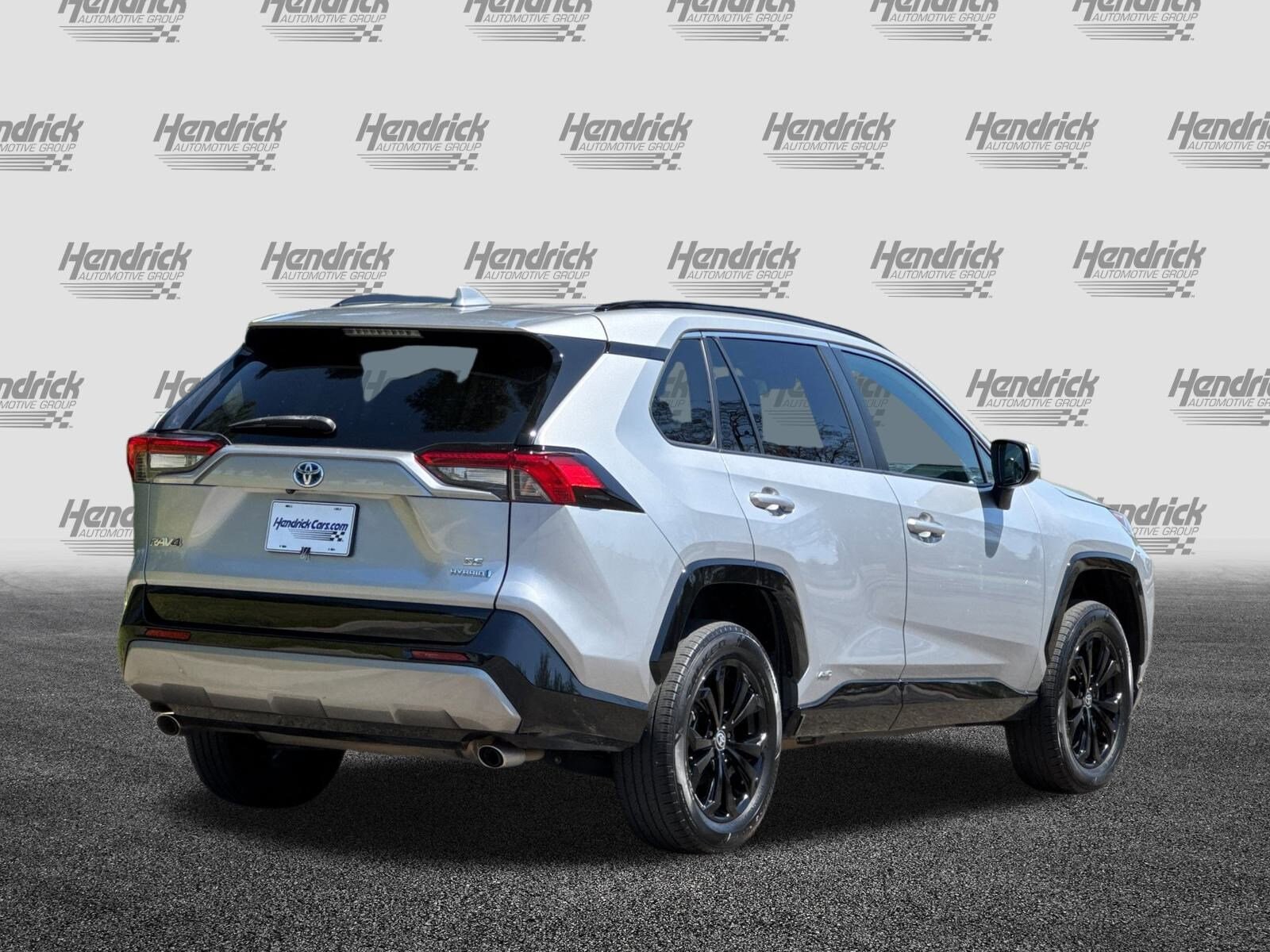2022 Toyota RAV4 SE Hybrid photo 2