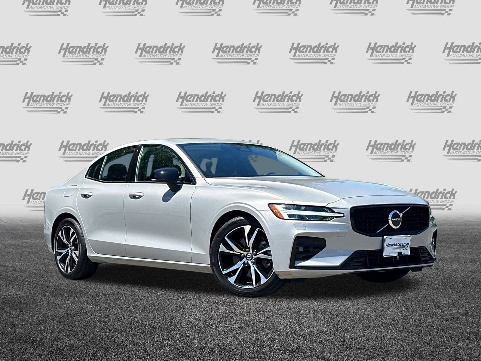 2025 Volvo S60 Core photo 2