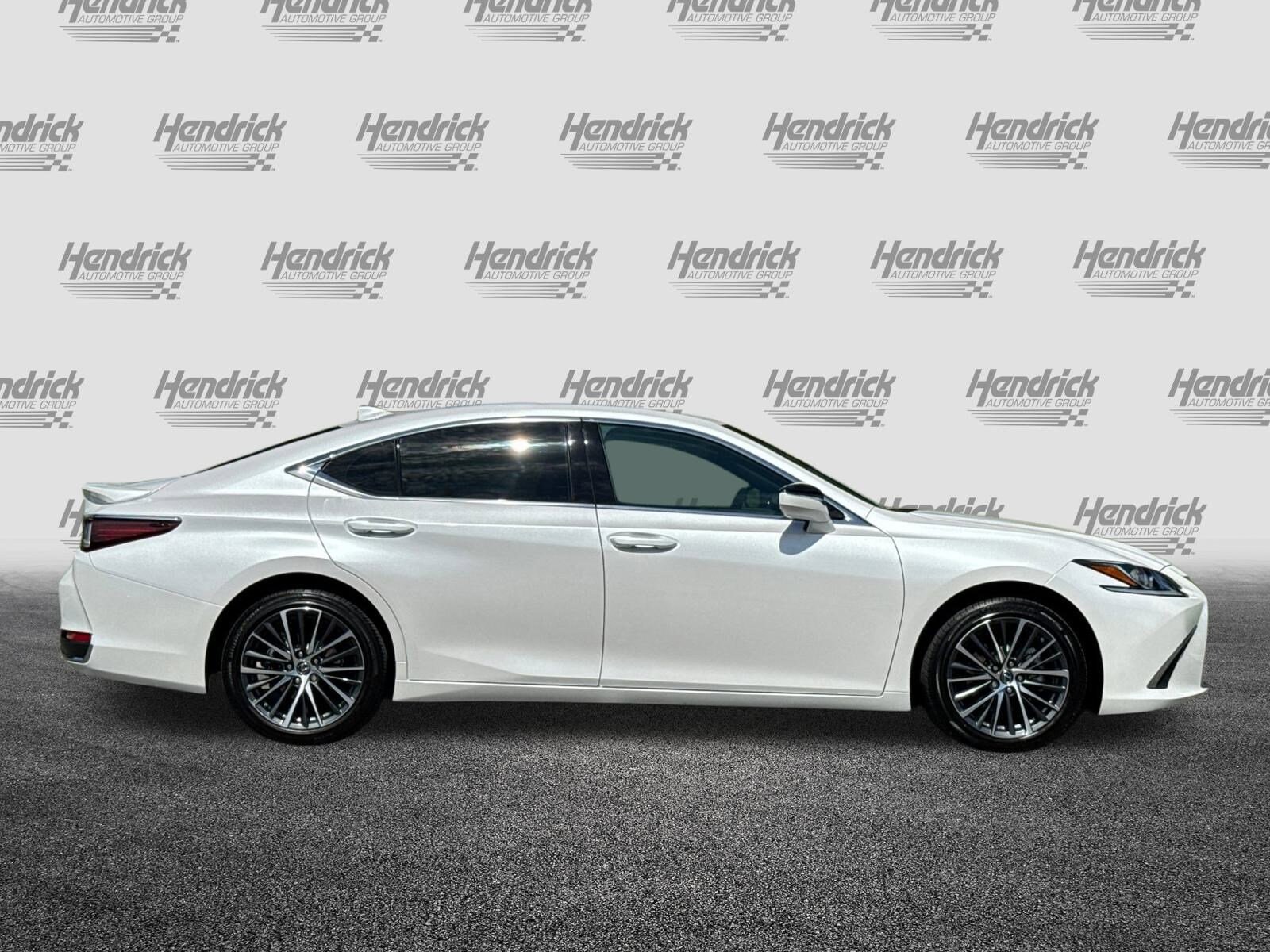 2025 Lexus ES 300h photo 3