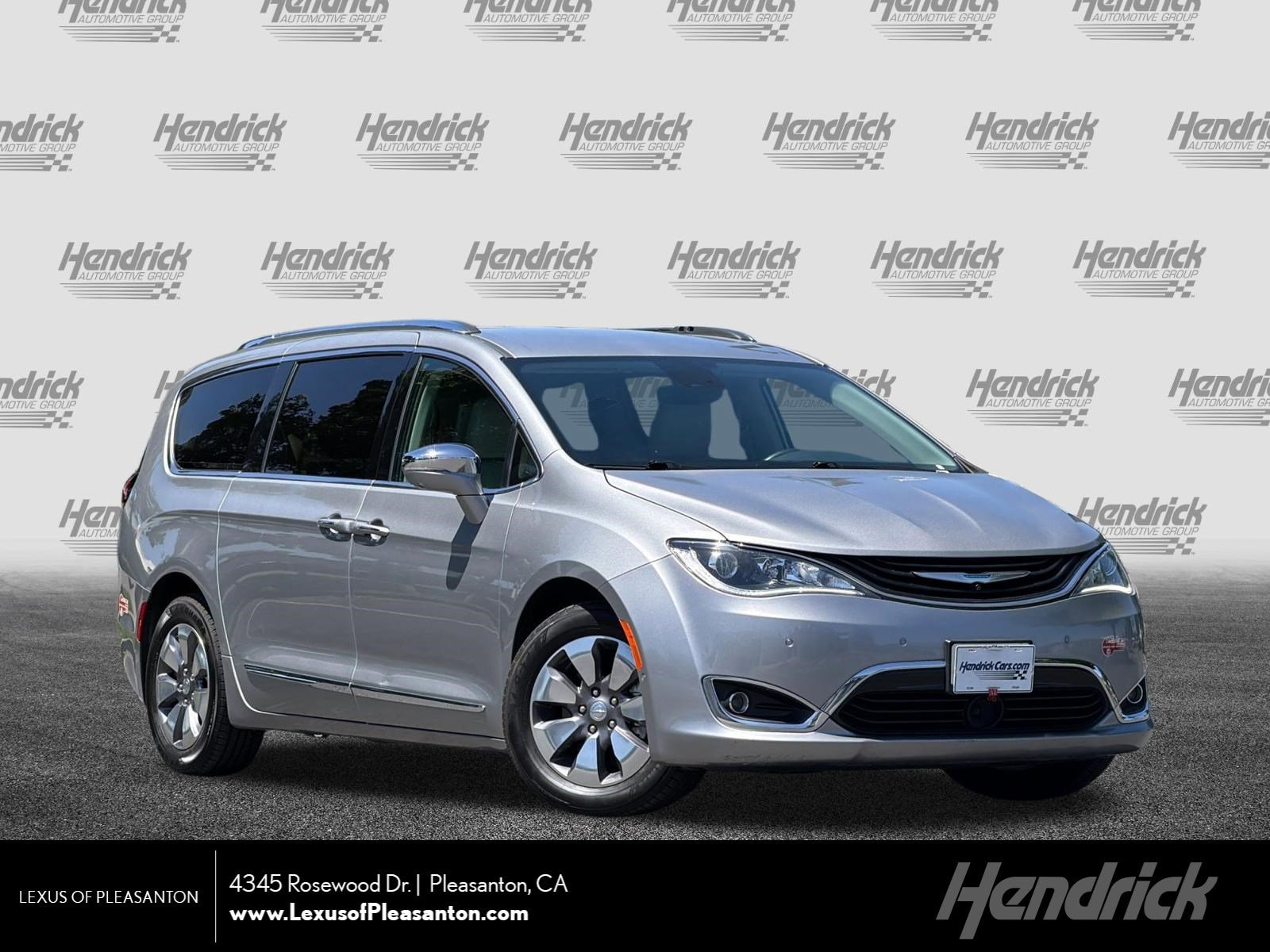 2017 Chrysler Pacifica Hybrid Platinum's photo