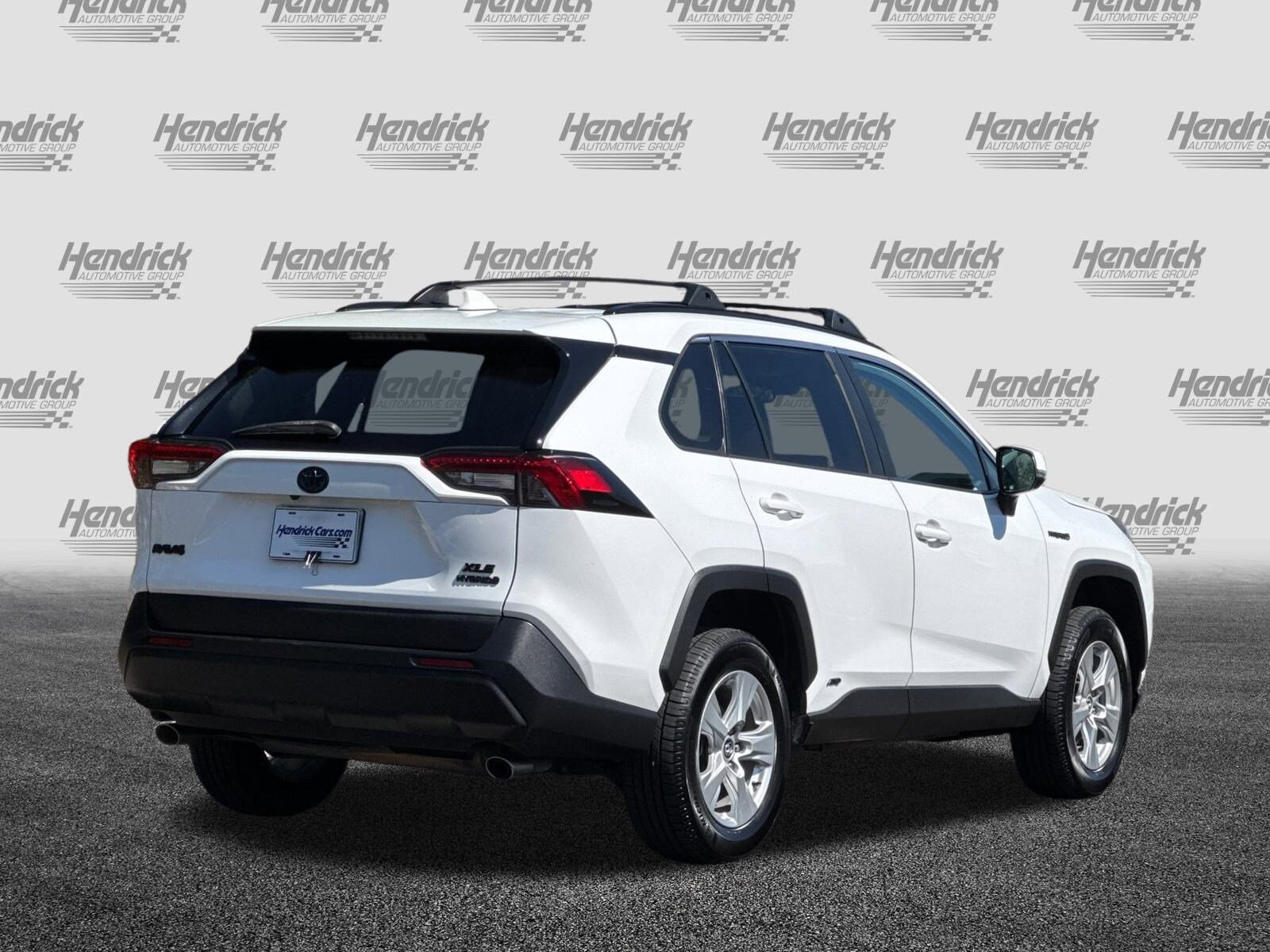 2020 Toyota RAV4 Hybrid XLE photo 3