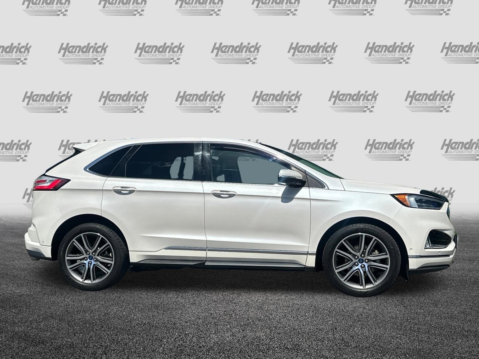 2019 Ford Edge Titanium photo 2