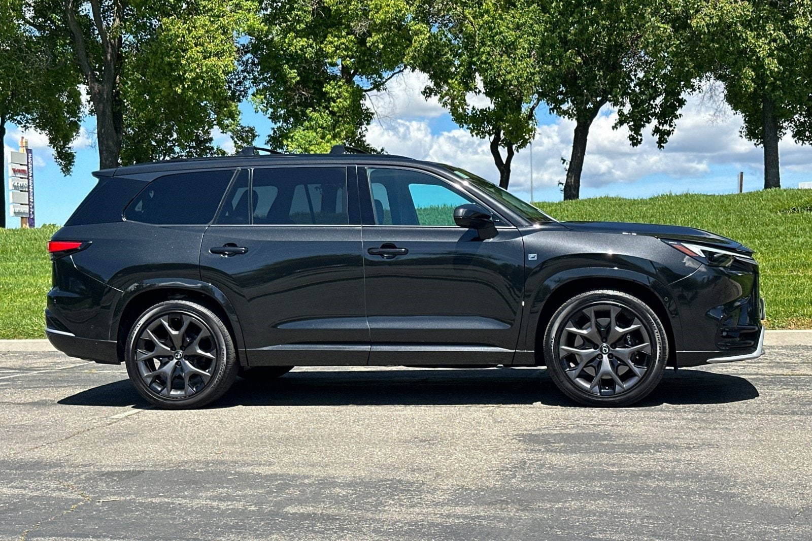 2025 LEXUS TX 500h F SPORT Premium photo 2