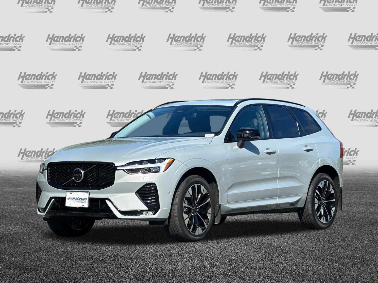 2026 Volvo XC60 Plus photo 3