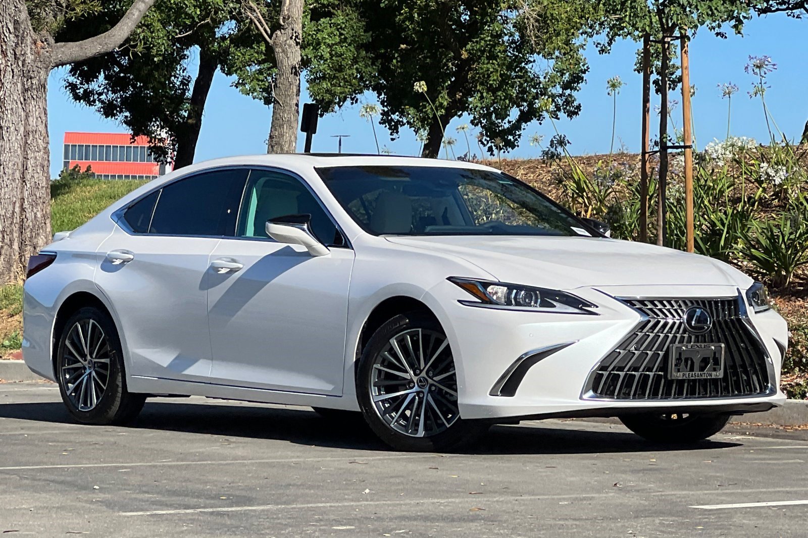 2025 Lexus ES 300h photo 2