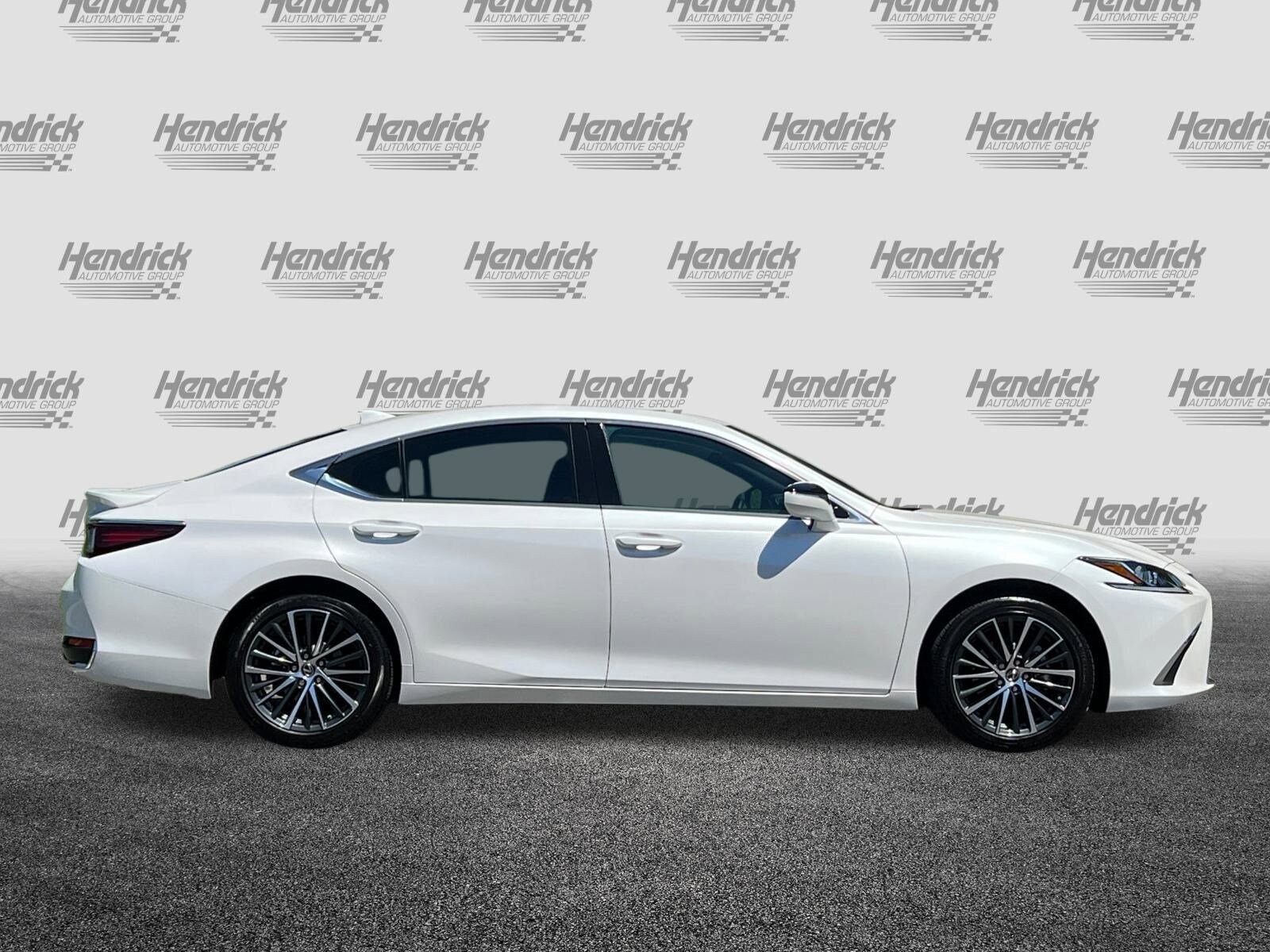 2025 Lexus ES 300h photo 3