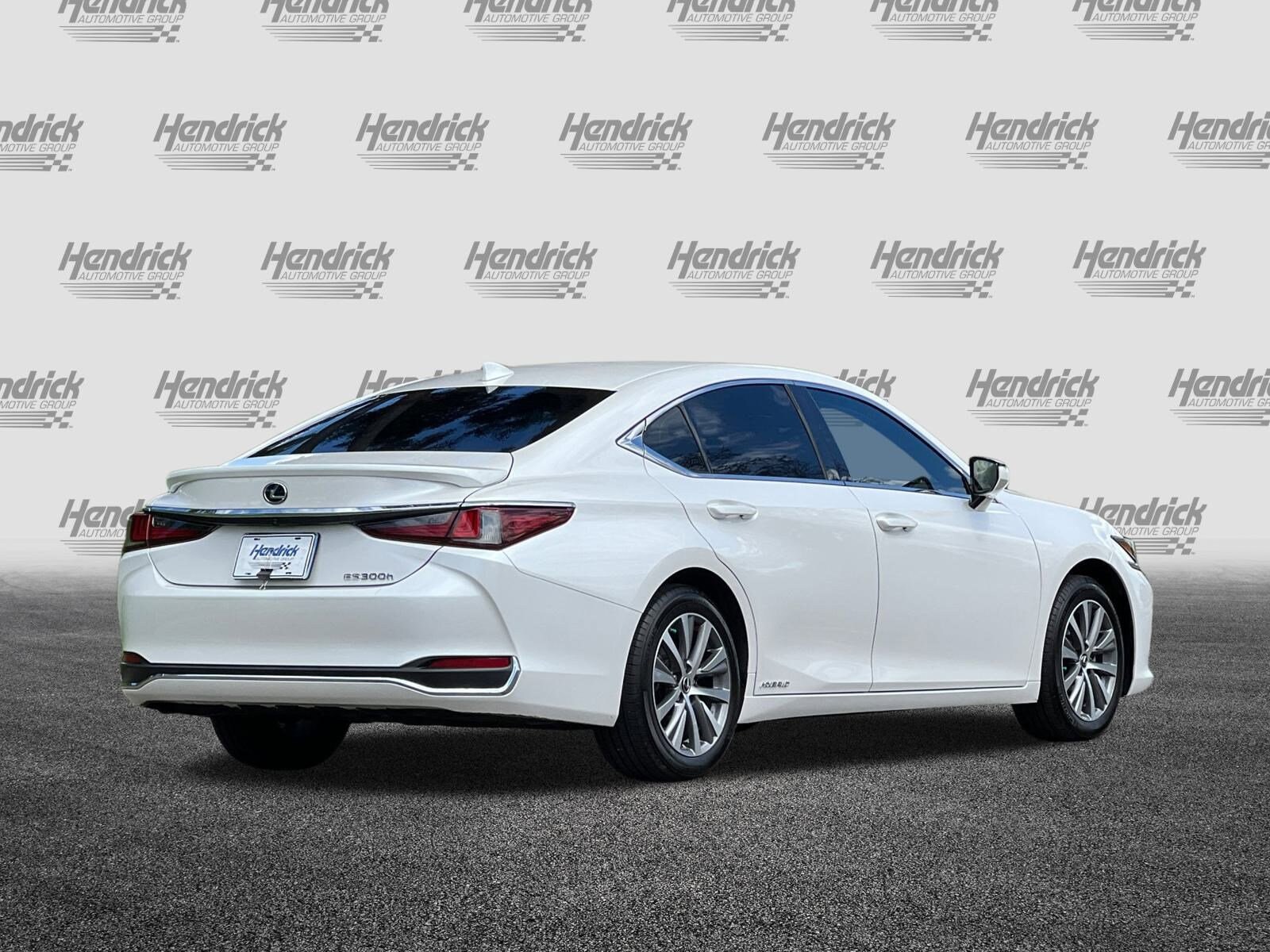 2021 Lexus ES 300h photo 4