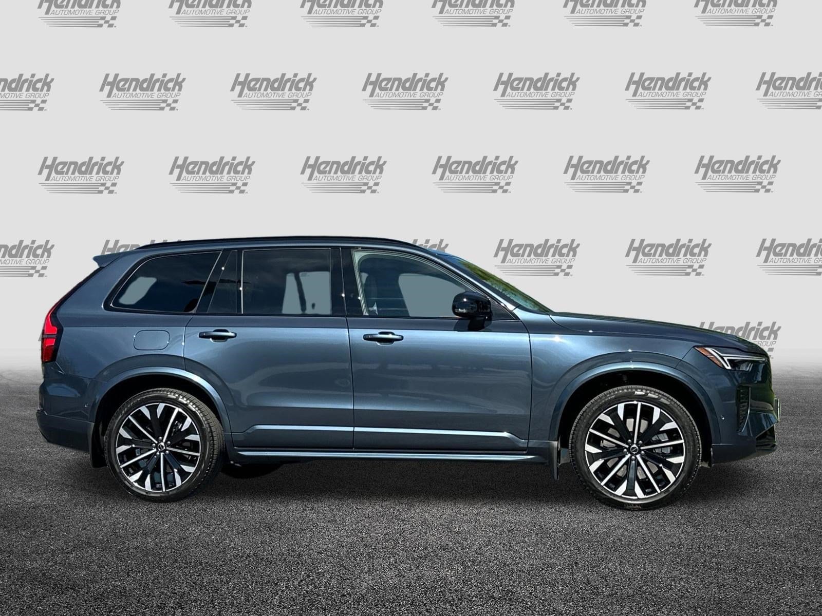 2026 Volvo XC90 Plug-In Hybrid Ultra Dark Theme photo 2