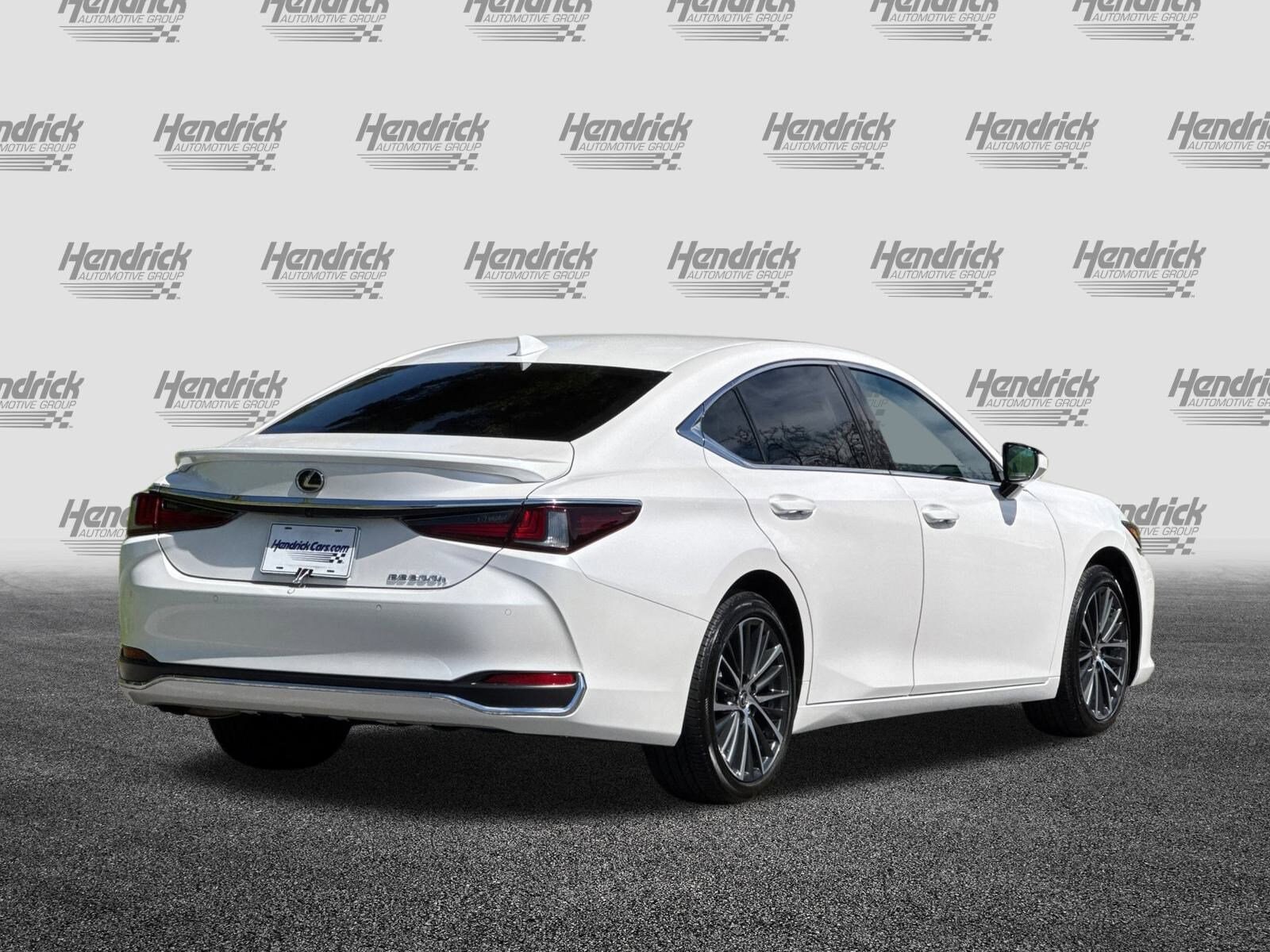 2025 Lexus ES 300h photo 4