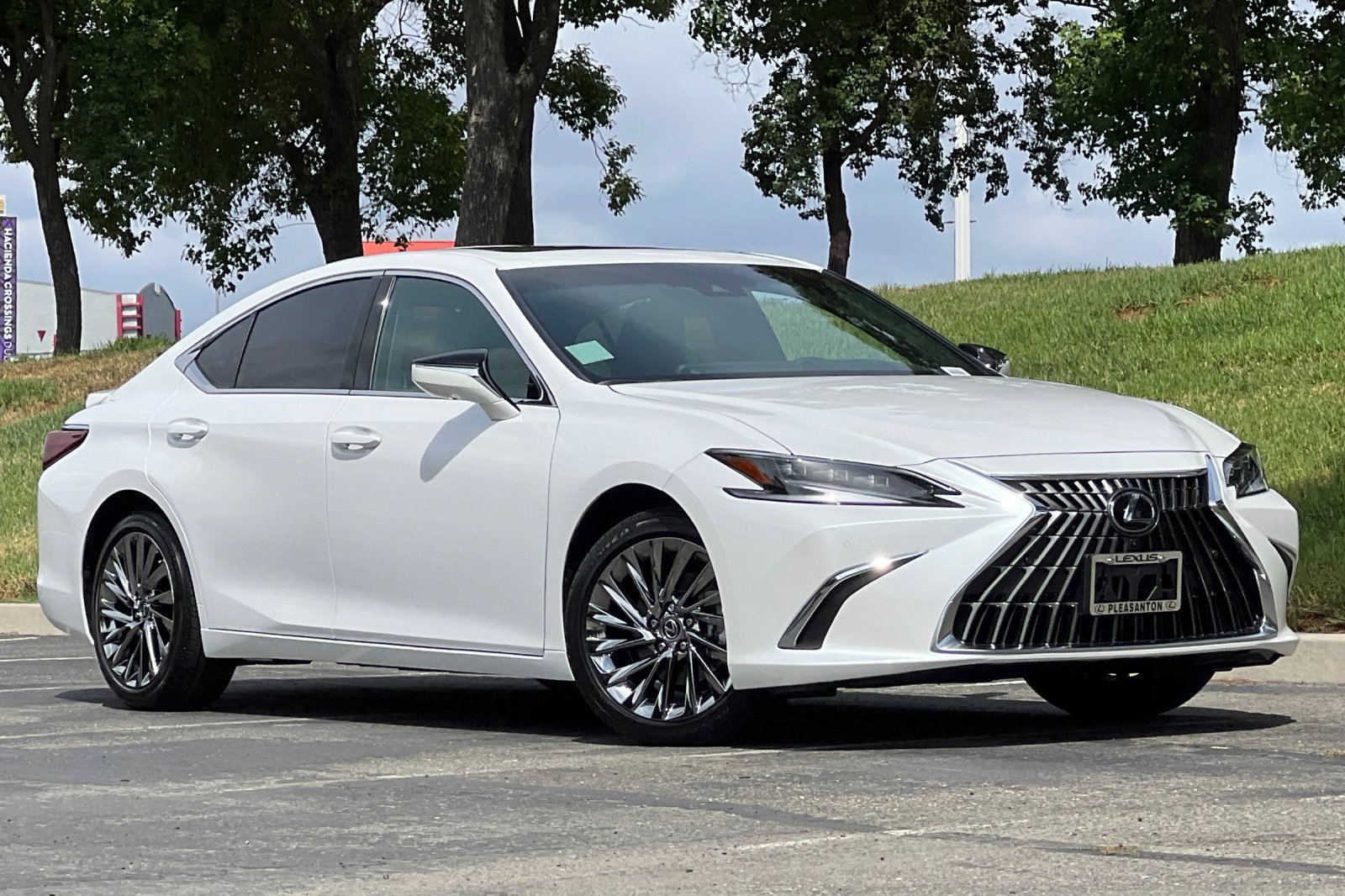 2025 Lexus ES 300h Luxury photo 2