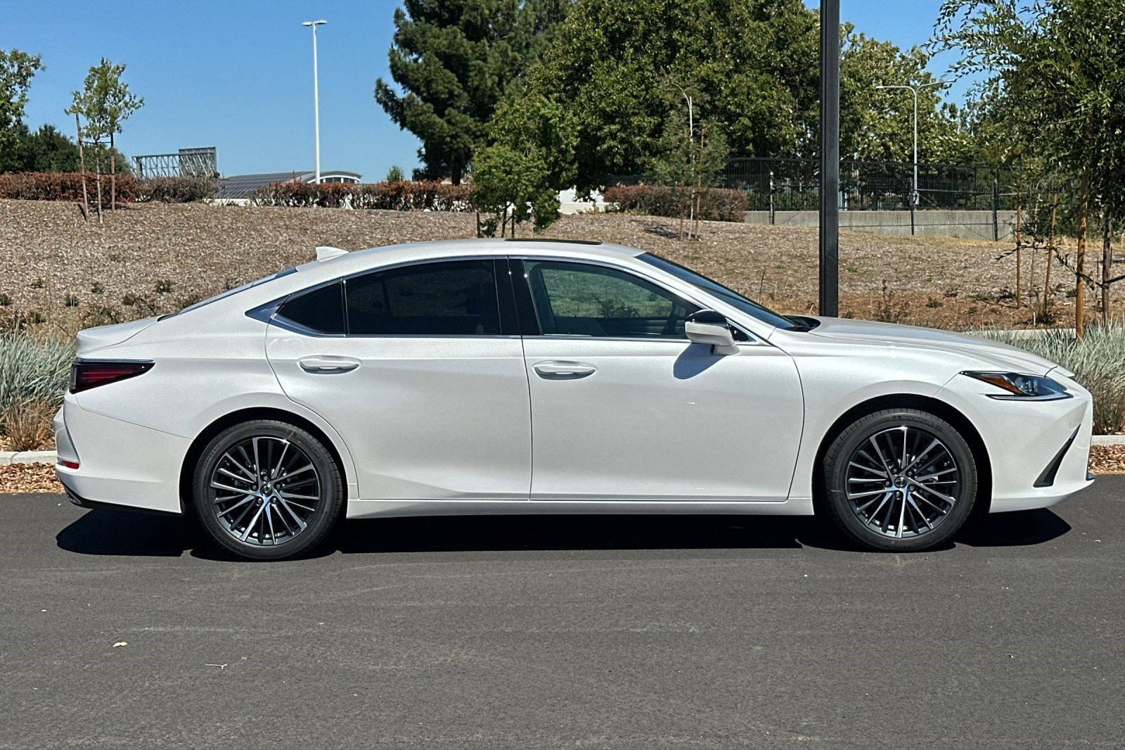 2025 Lexus ES 350 photo 3