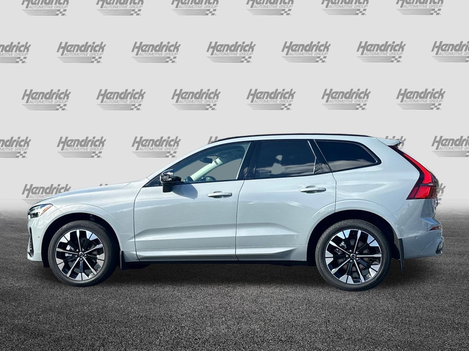 2026 Volvo XC60 Plus photo 6