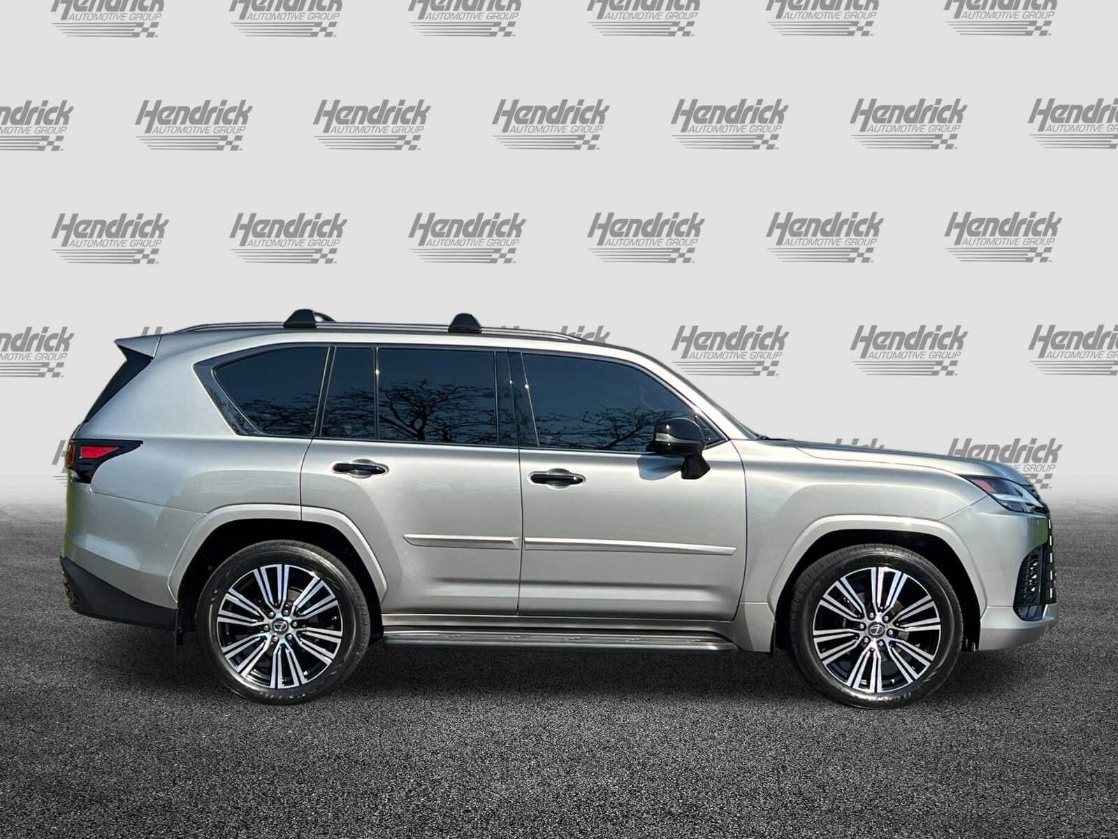 2023 Lexus LX 600 Luxury photo 3