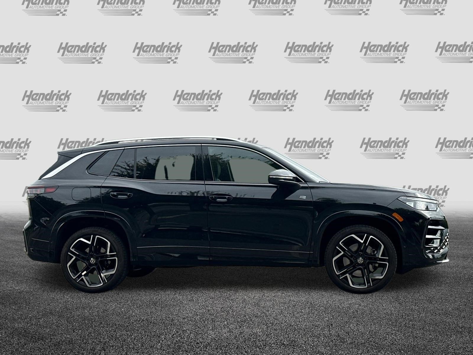 2026 Volkswagen Tiguan SEL R-Line Turbo photo 2