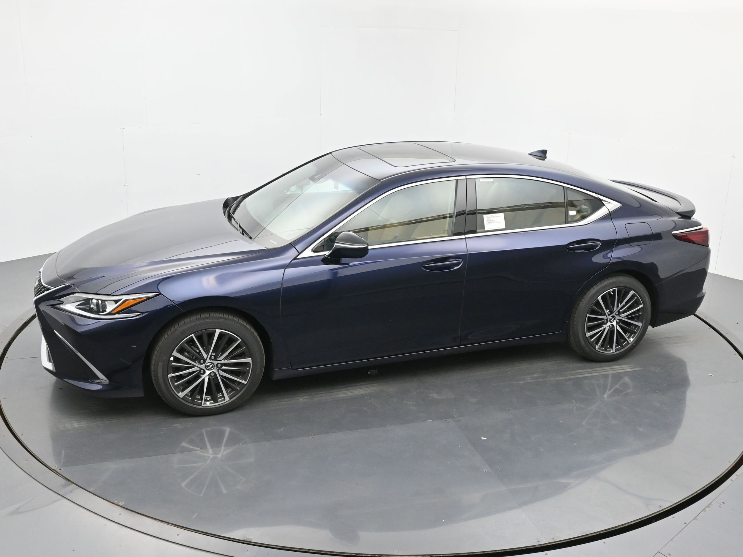 2025 Lexus ES 350 - Photo 24