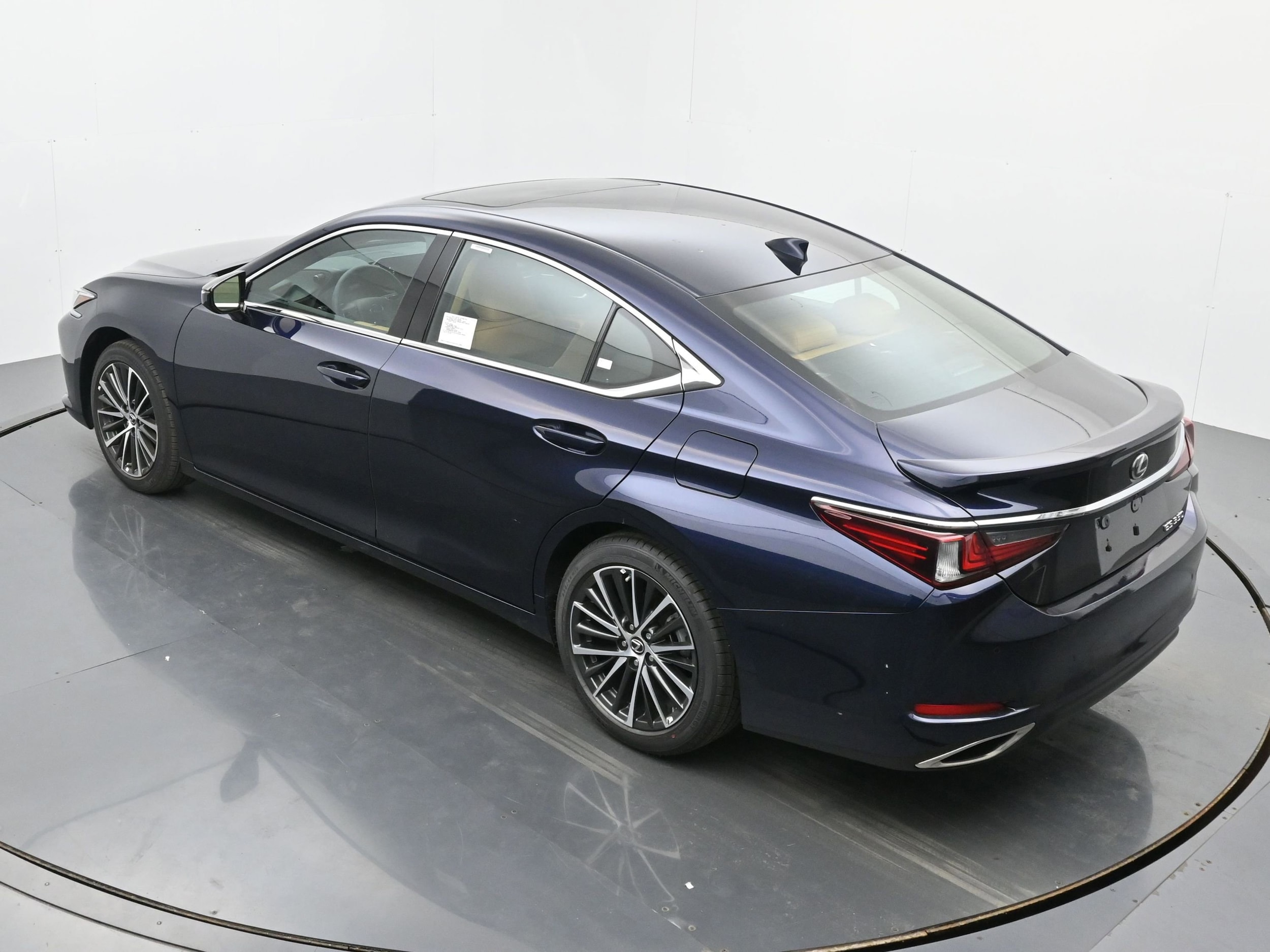 2025 Lexus ES 350 - Photo 25