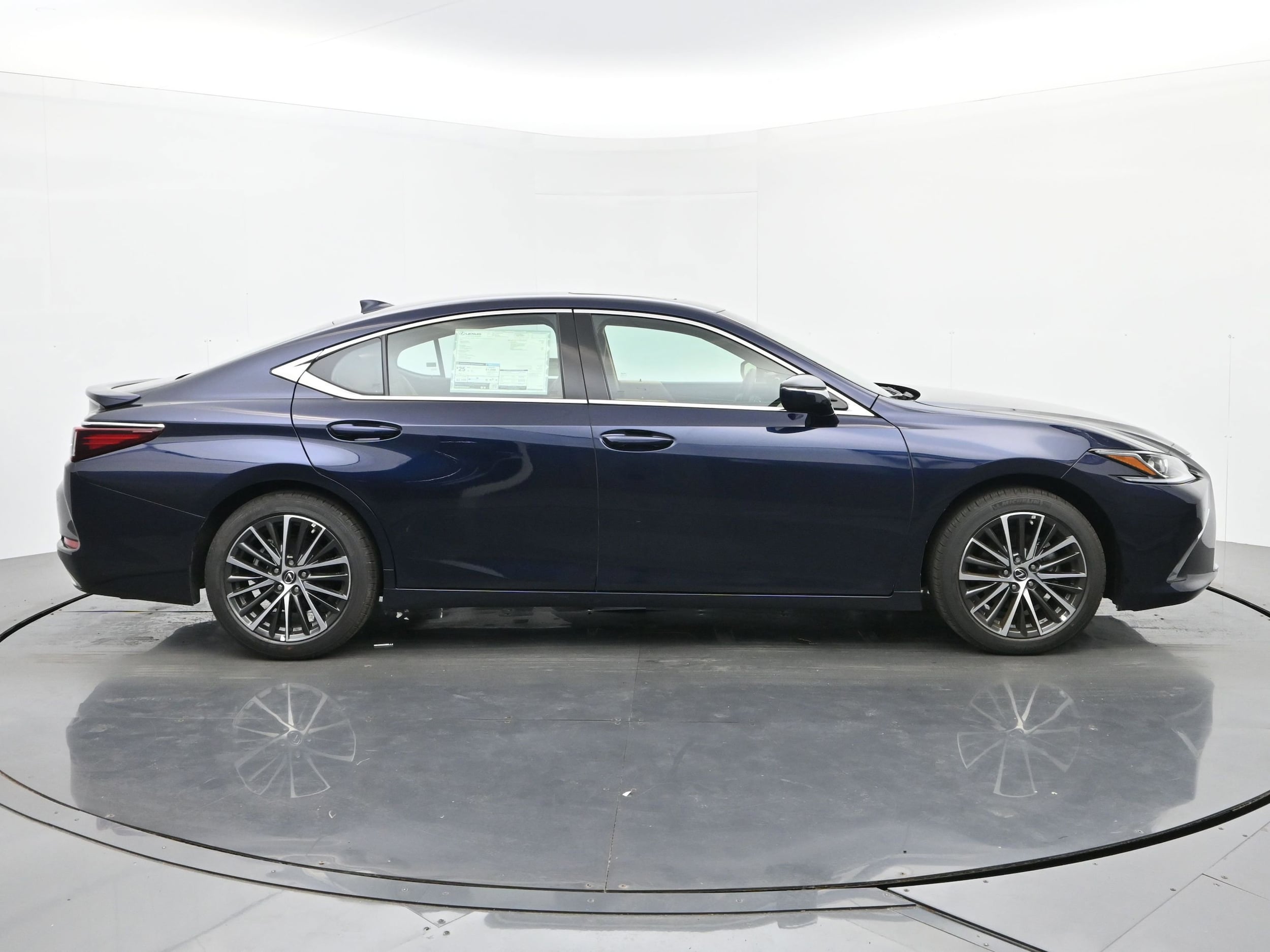 2025 Lexus ES 350 - Photo 6