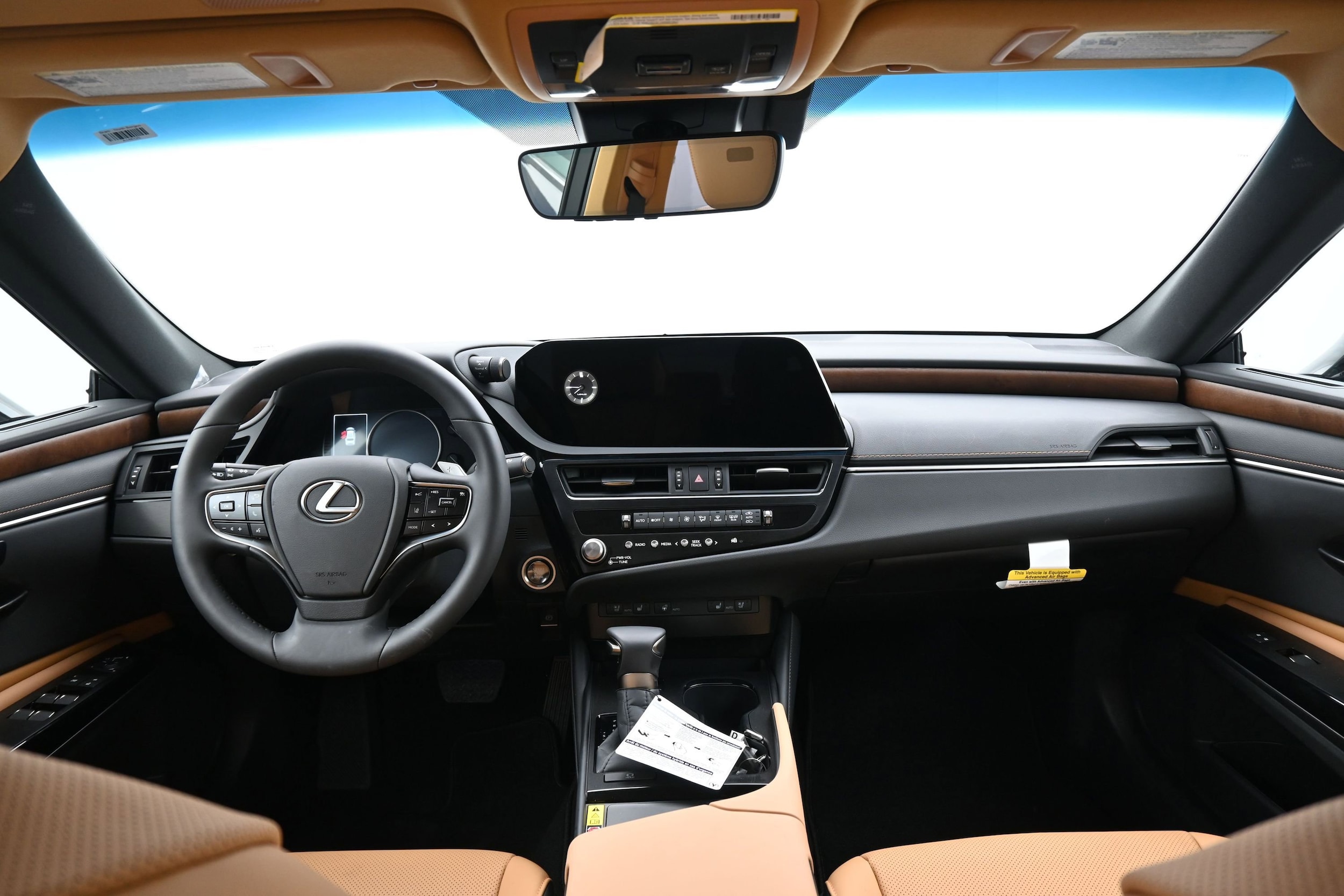 2025 Lexus ES 350 - Photo 9