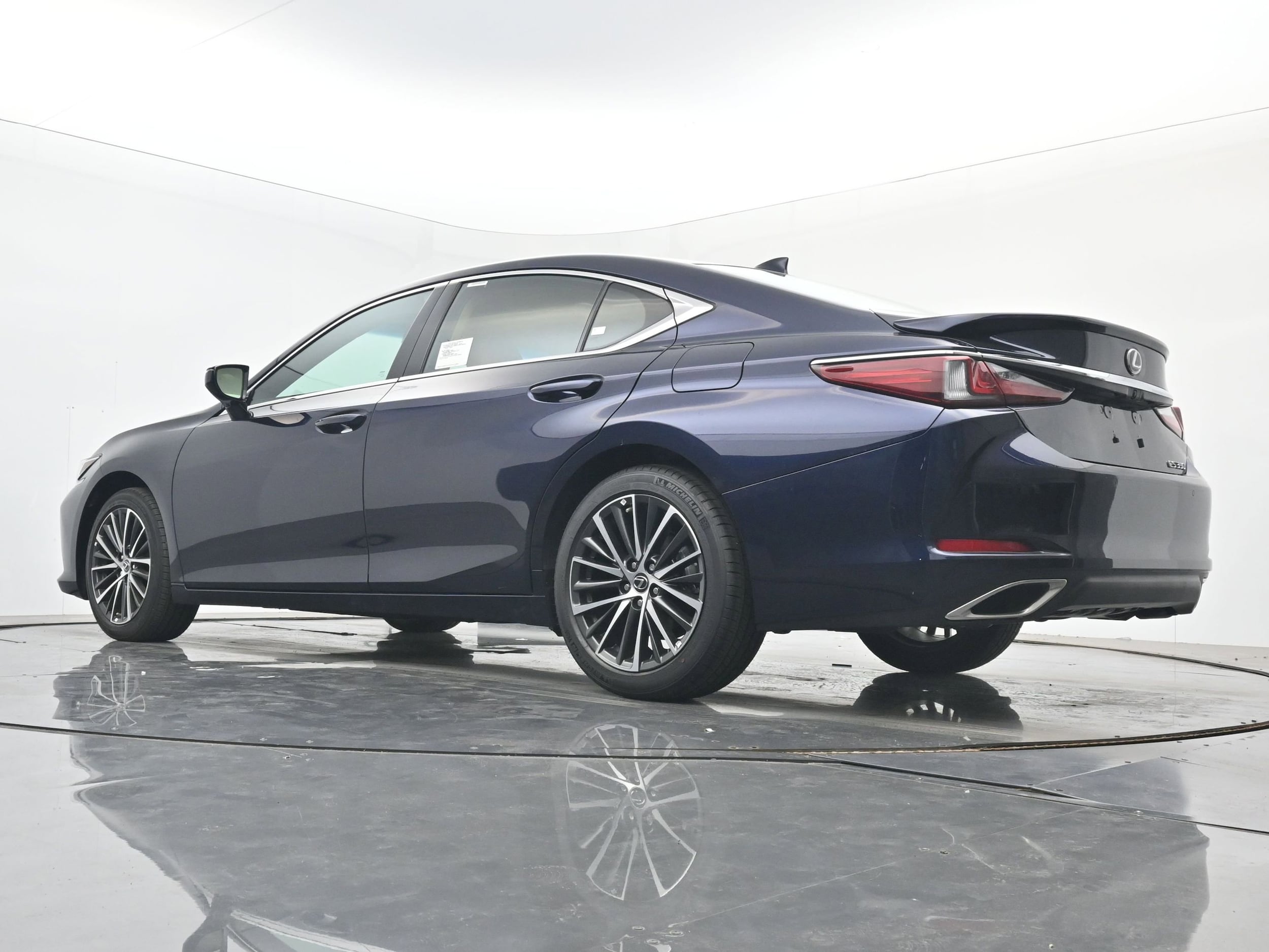 2025 Lexus ES 350 - Photo 17