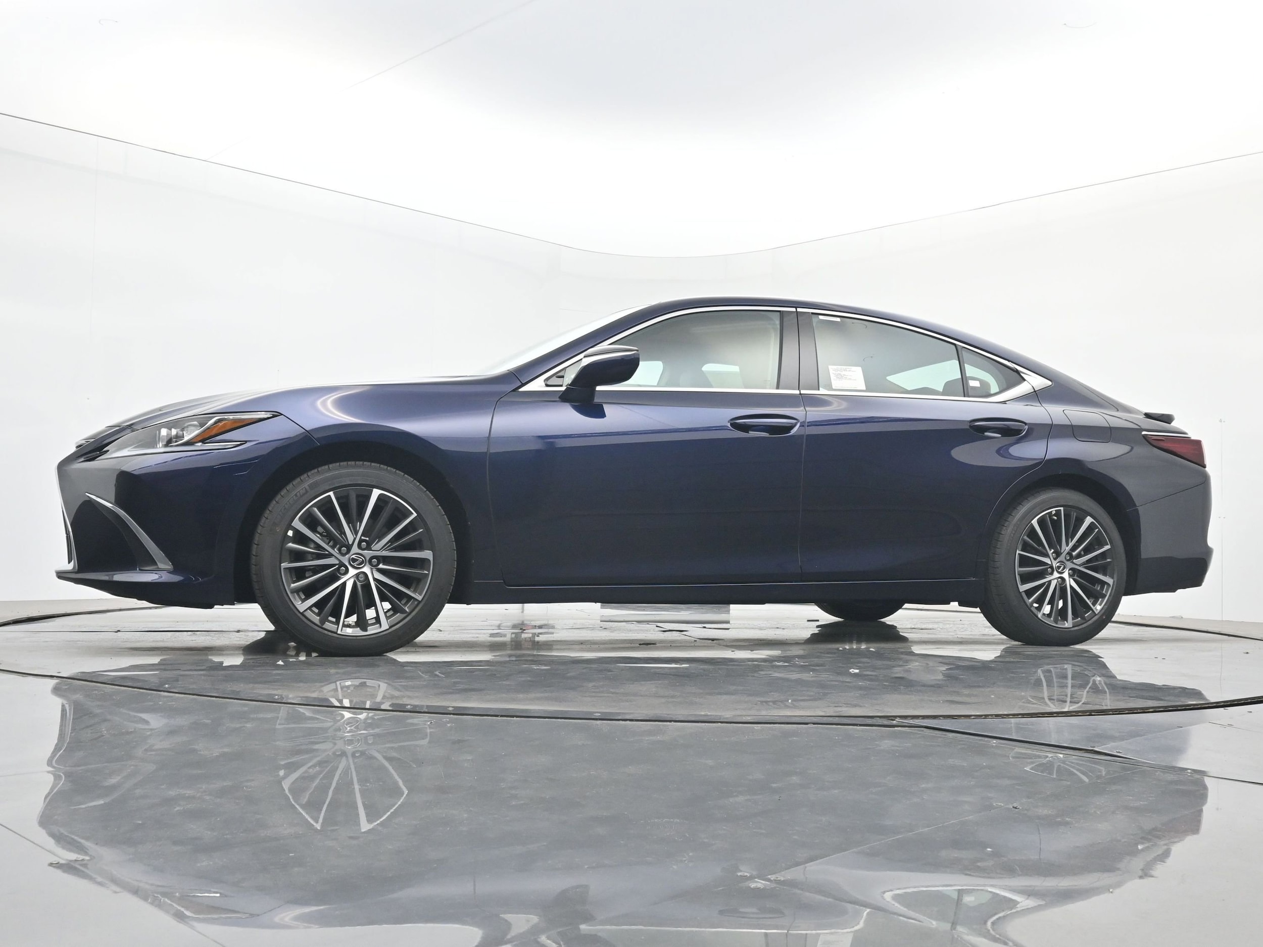 2025 Lexus ES 350 - Photo 16