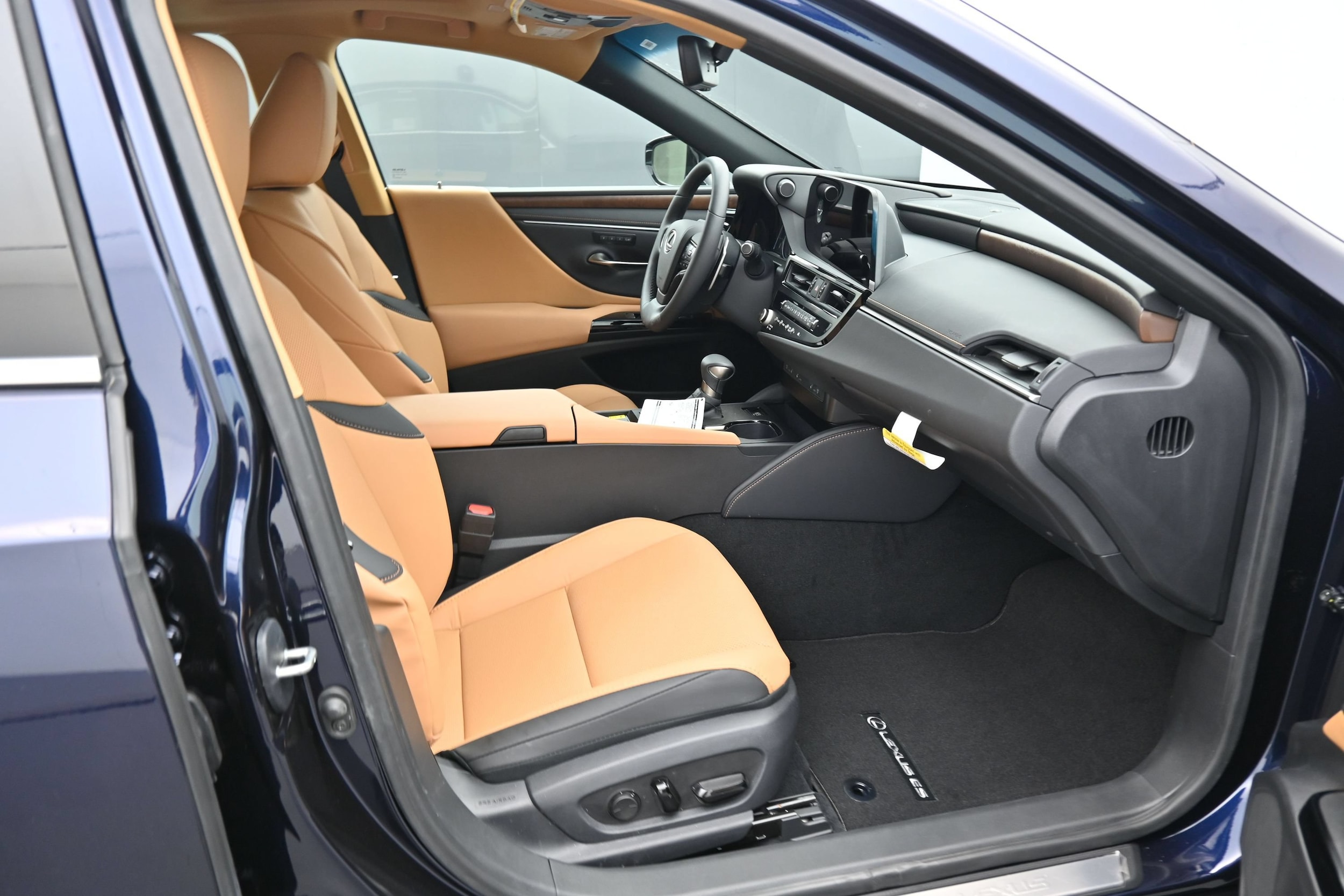 2025 Lexus ES 350 - Photo 13