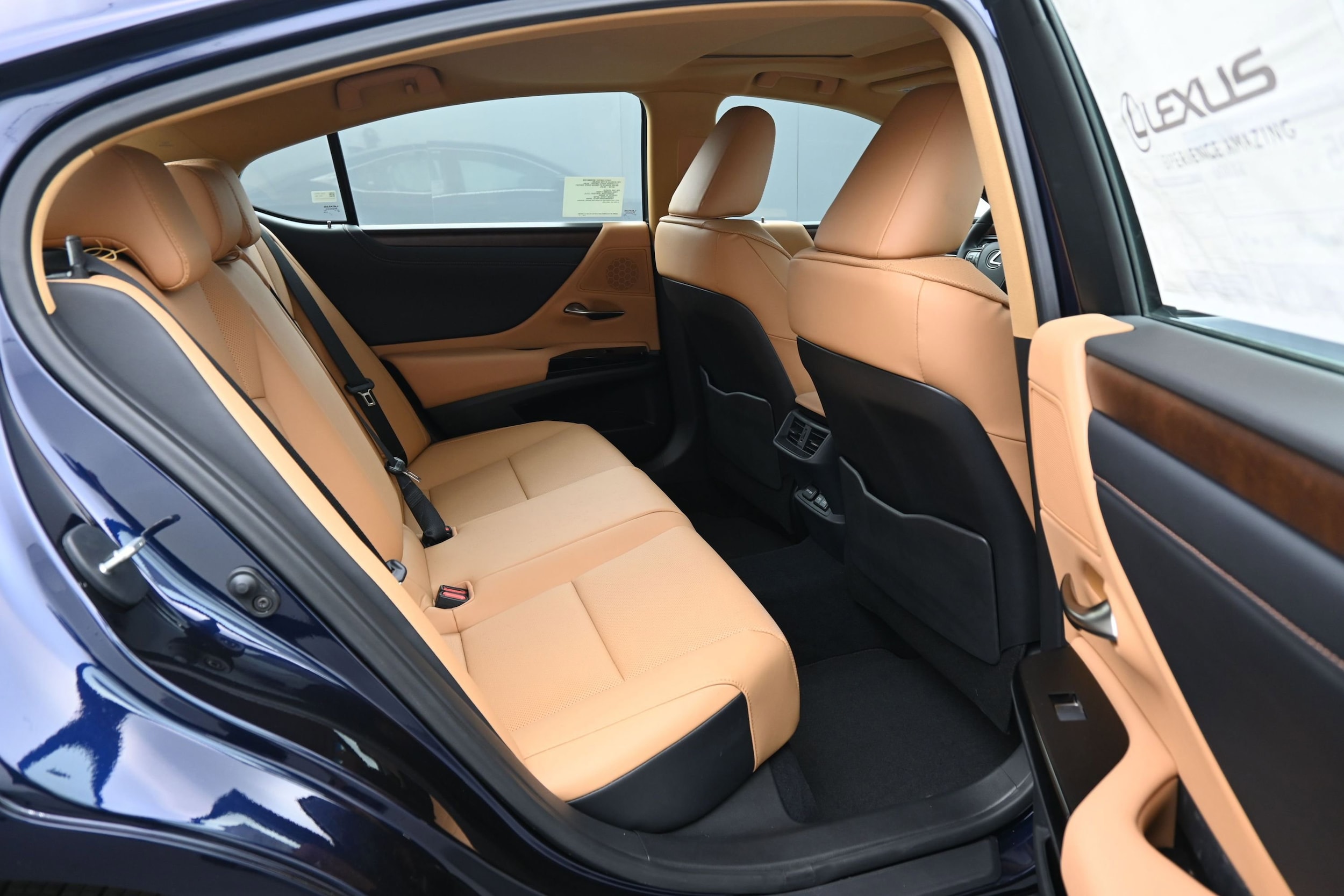 2025 Lexus ES 350 - Photo 12