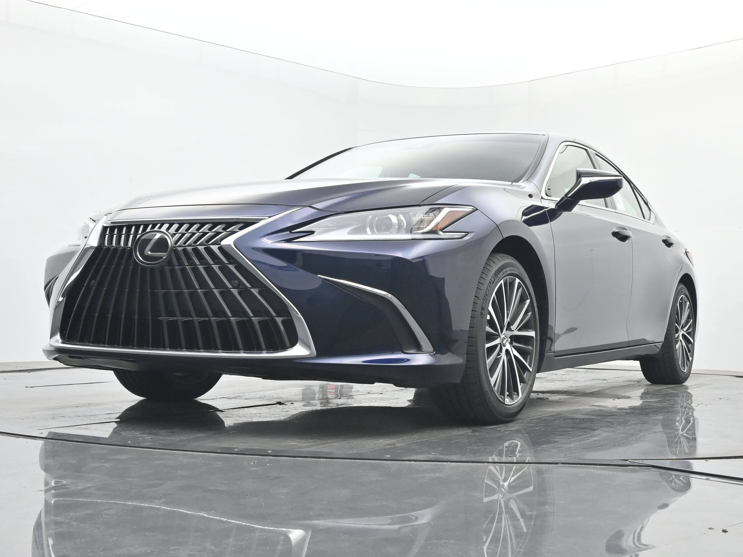 2025 Lexus ES 350 - Photo 15