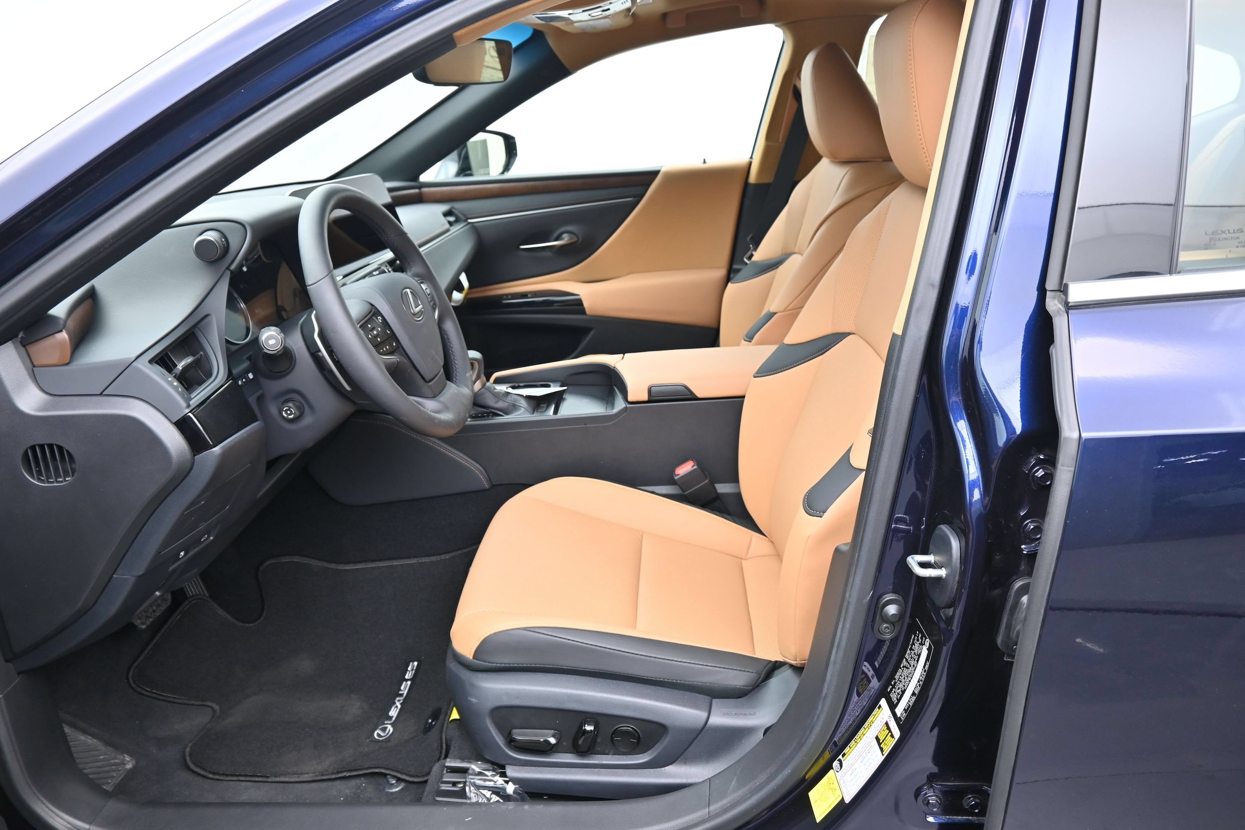 2025 Lexus ES 350 - Photo 11