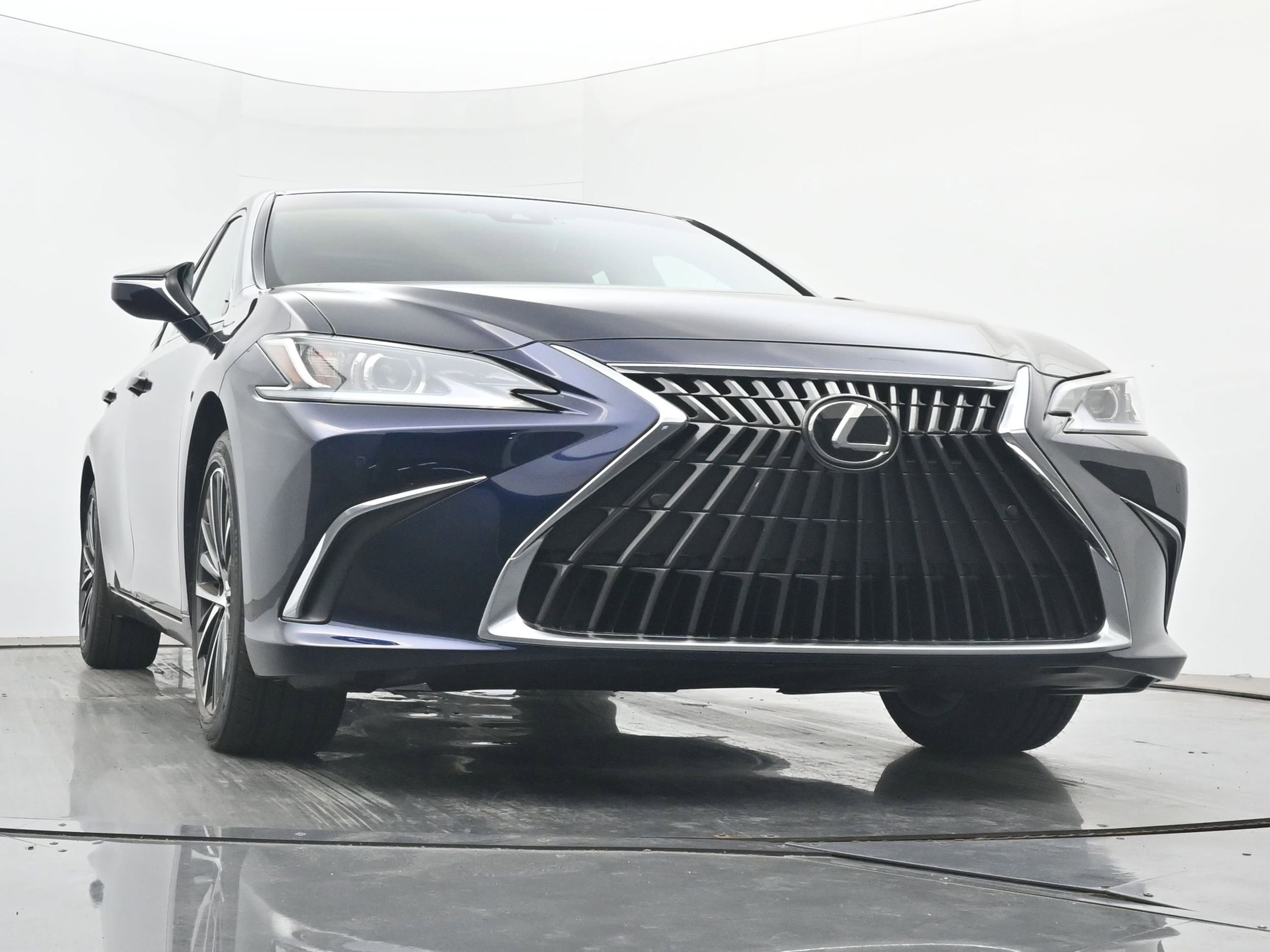 2025 Lexus ES 350 - Photo 22