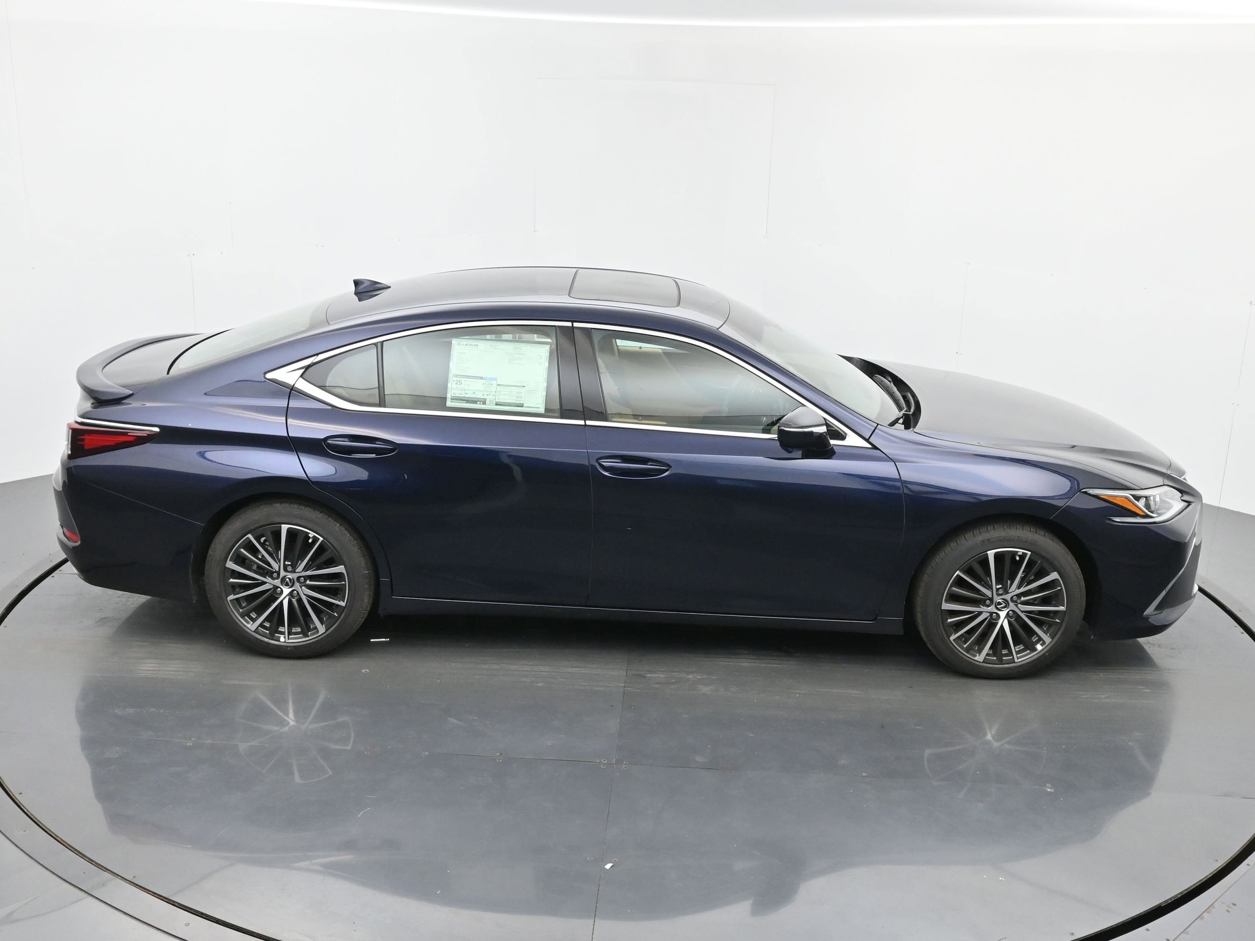 2025 Lexus ES 350 - Photo 28