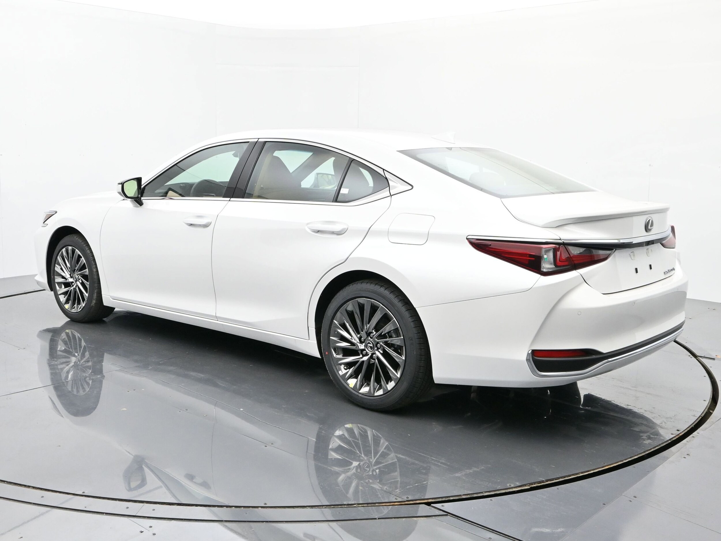 2025 Lexus ES 300h Luxury photo 3