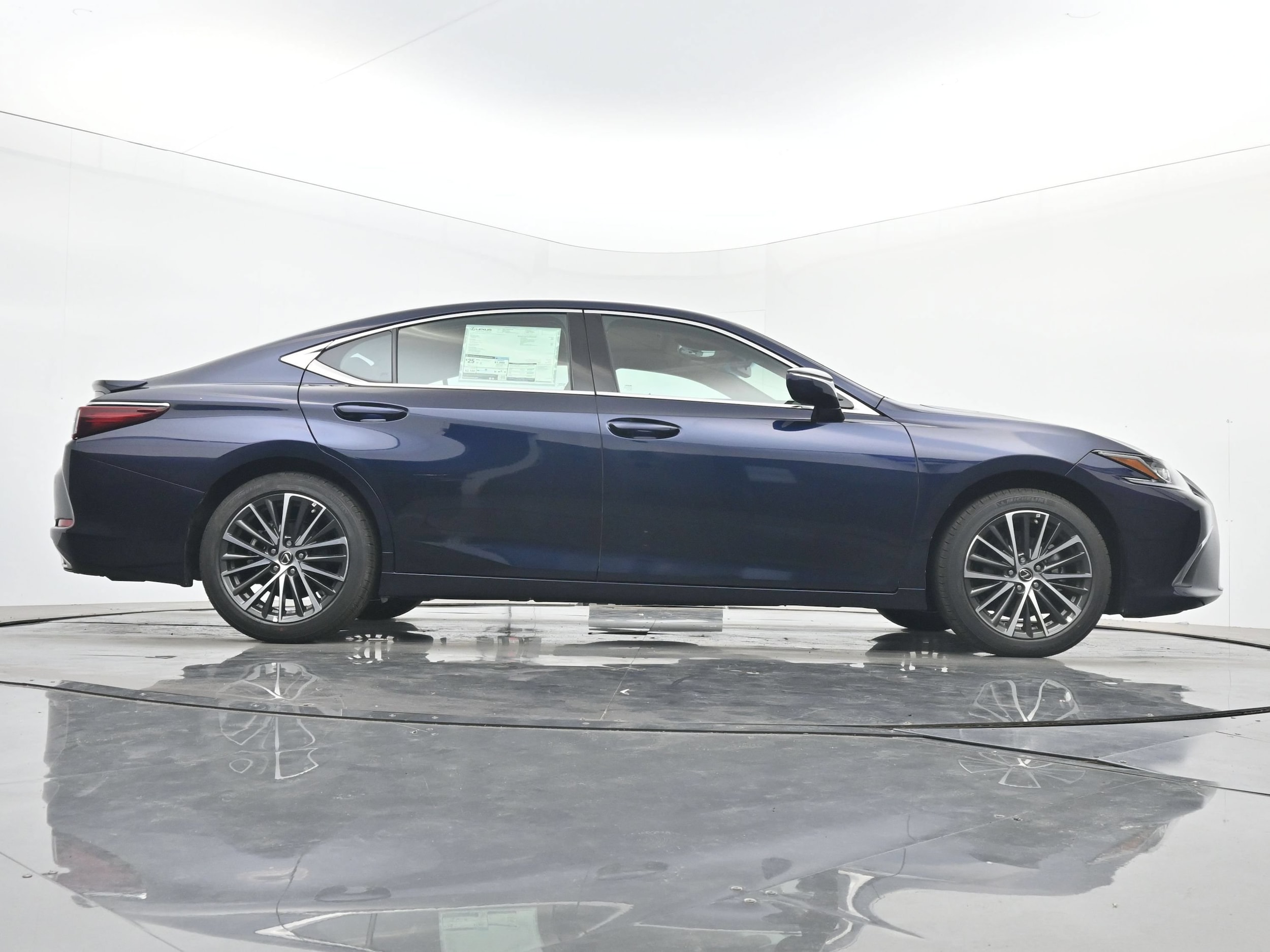 2025 Lexus ES 350 - Photo 20