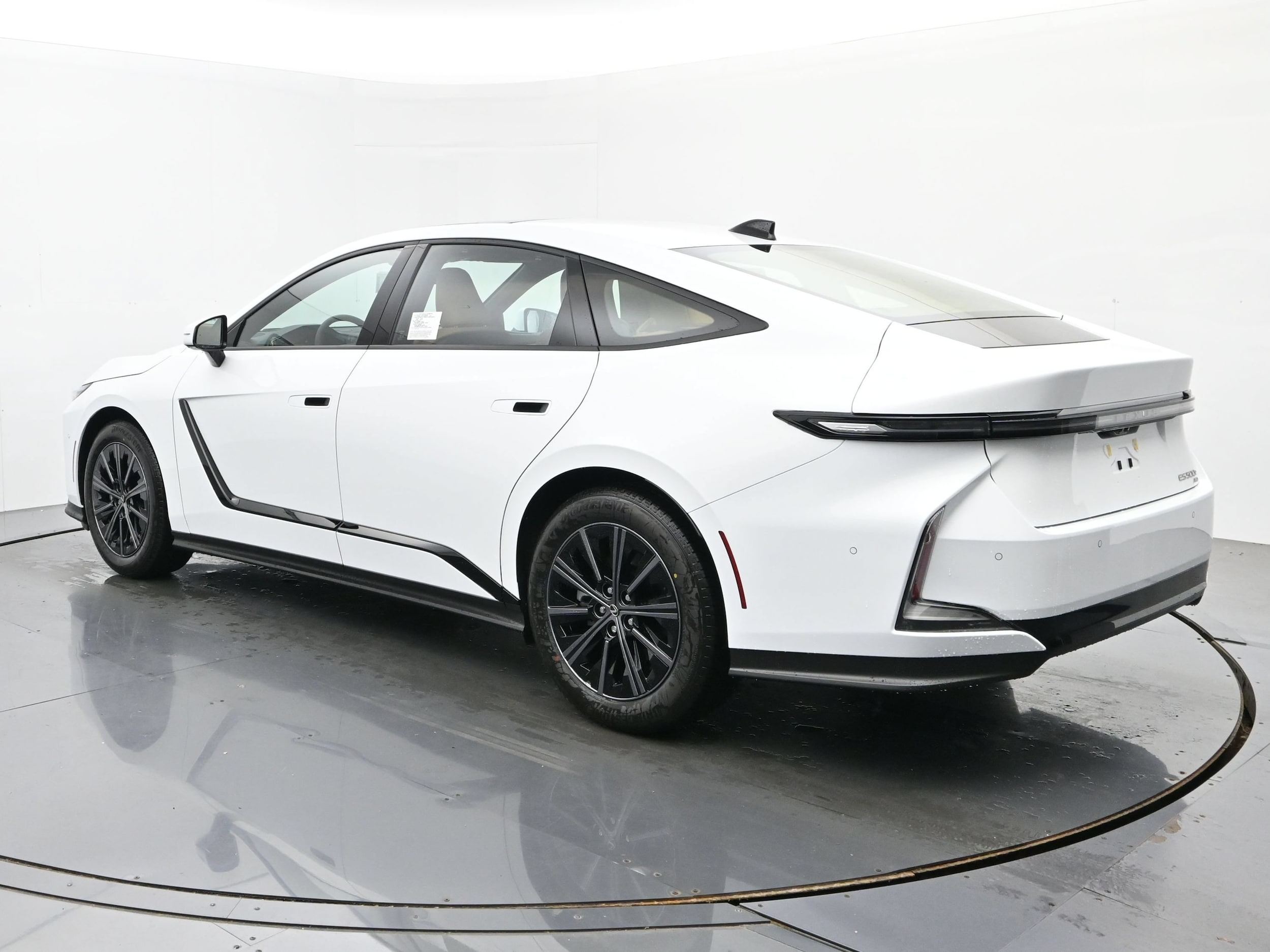 2026 Lexus ESe 3