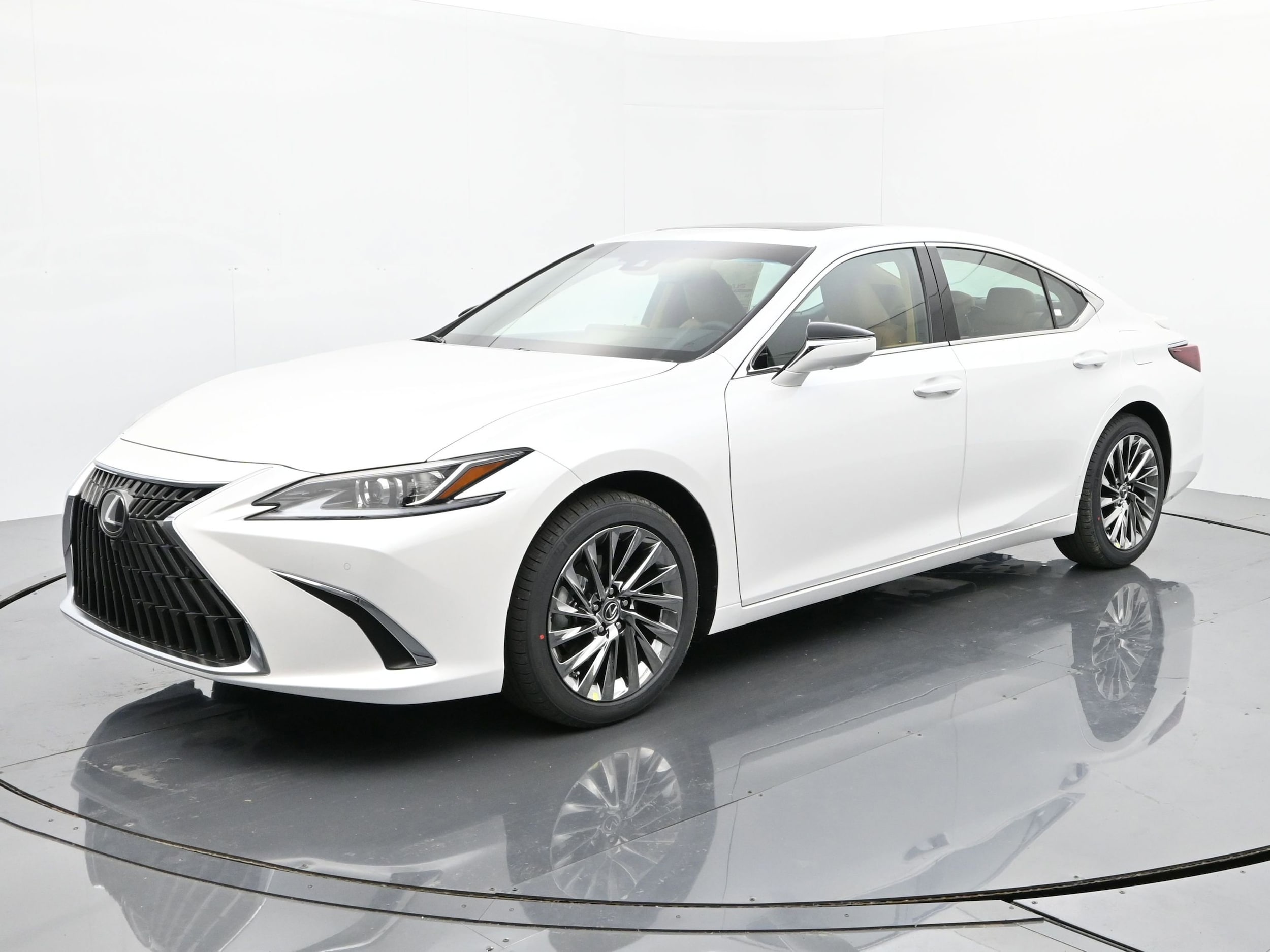 2025 Lexus ES Hybrid 300h Luxury's photo