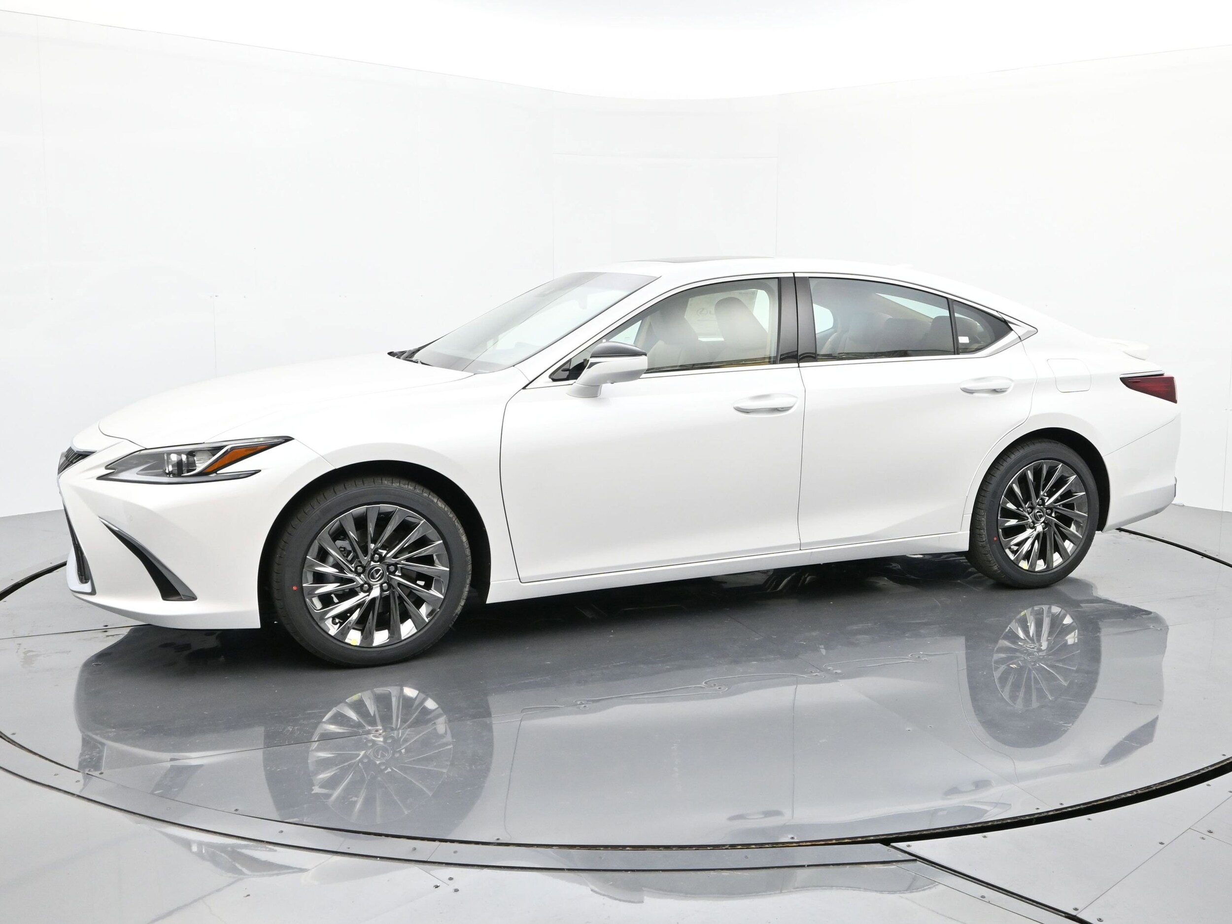 2025 Lexus ES 300h Luxury photo 2