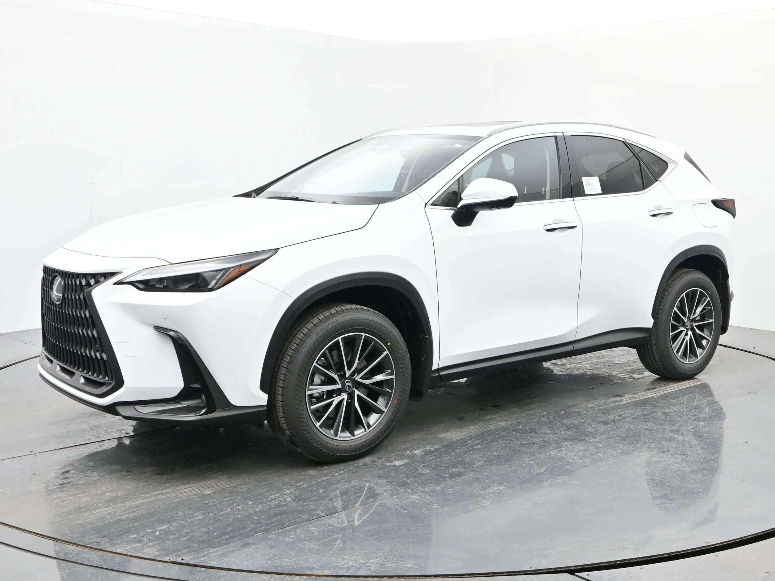 2026 Lexus NX PHEV 450h+'s photo