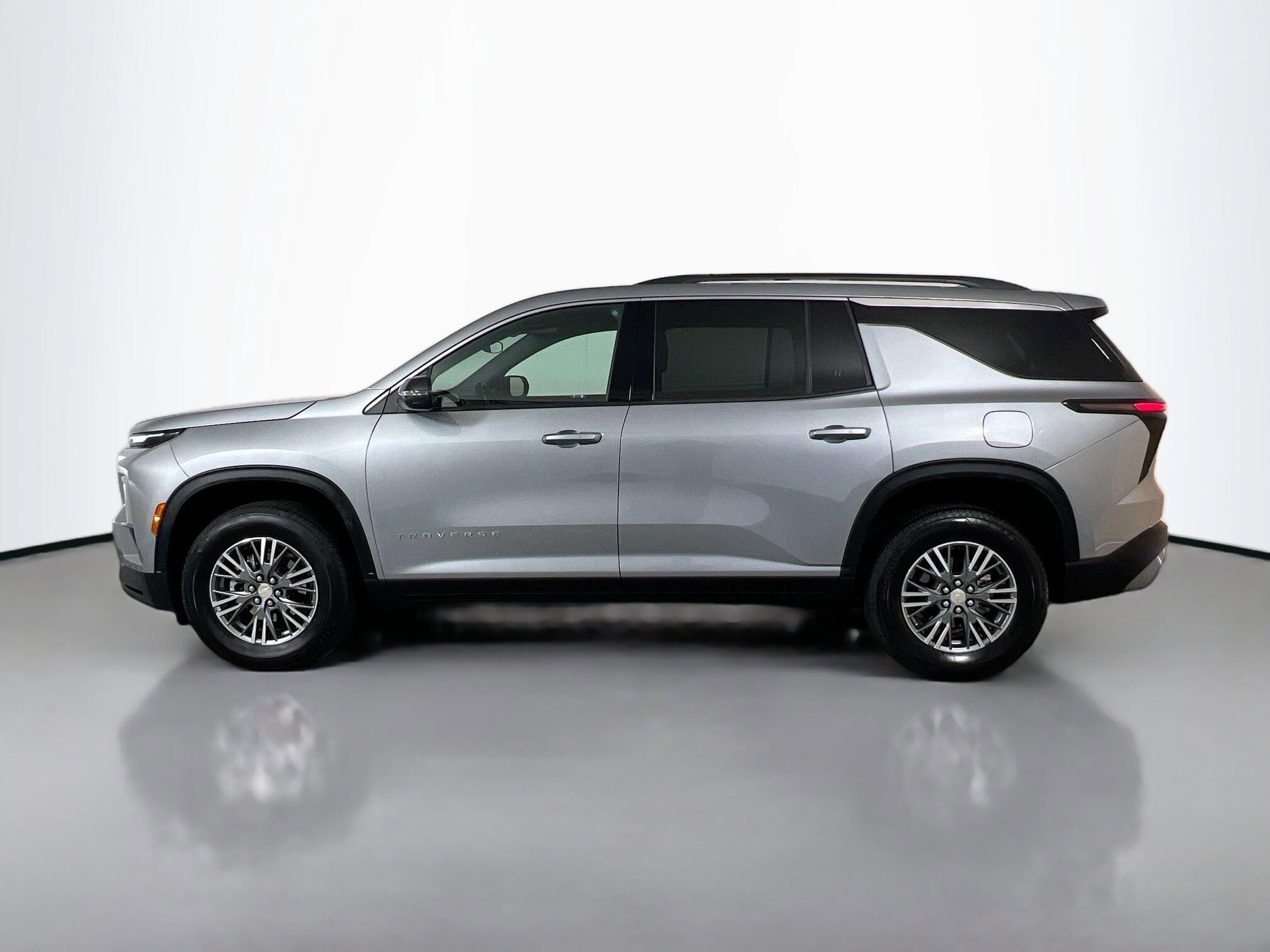 2025 Chevrolet Traverse photo 2